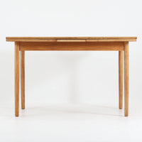 北欧ビンテージならではの機能美が魅力のエクステンションダイニングテーブルです。オーク材の明るく豊かな木目と、丸みを帯びた脚部やすっきりとしたフォルムが、温かみのある空間を演出します。両サイドの拡張天板を引き出すことで幅120cmから213cmまで広げられ、普段はコンパクトに、ご家族や来客時にはゆとりあるダイニングテーブルとして活躍。シンプルで飽きのこないデザインはさまざまなインテリアと調和し、時を重ねた木の風合いと職人の丁寧なつくりを長くお楽しみいただける一台です。