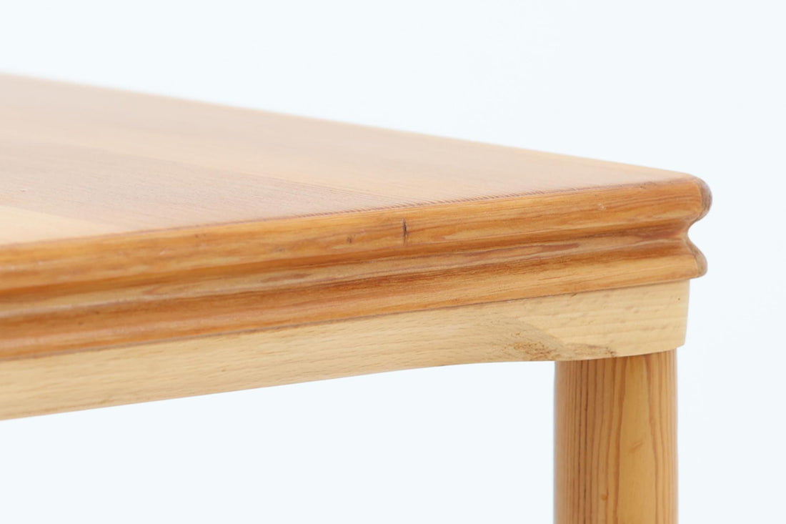 デンマークより買い付けました。天板の縁が中央で削り出されており、シンプルながらもデザイン性を演出しています。パイン材が使用された珍しいネストテーブルです。