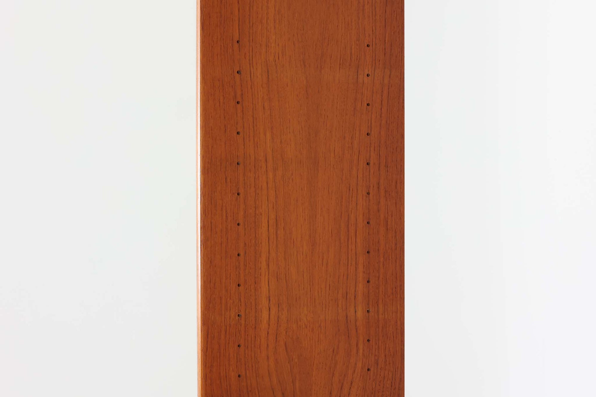 デンマーク製のディスプレイシェルフです。チェスト部分は低めに設計されており、シェルフ自体がオープンタイプのため非常にすっきりとした印象を受けます。引き出し内の底板はオリジナルであり、丁寧に使用されており、綺麗な状態です。落ち着いたグリーン色の色味が素敵です。