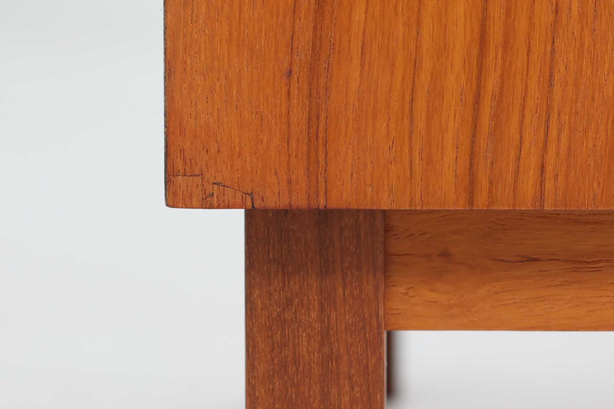 スウェーデン製のディスプレイシェルフです。シンプルなデザインで使い勝手の良いサイズ感です。お気に入りのアイテムを飾ることで、異なる雰囲気を楽しむことができます。良質なチーク材の美しい木目も魅力です。また、上段を取り外せば、小ぶりなボードとしてもご使用いただけます。