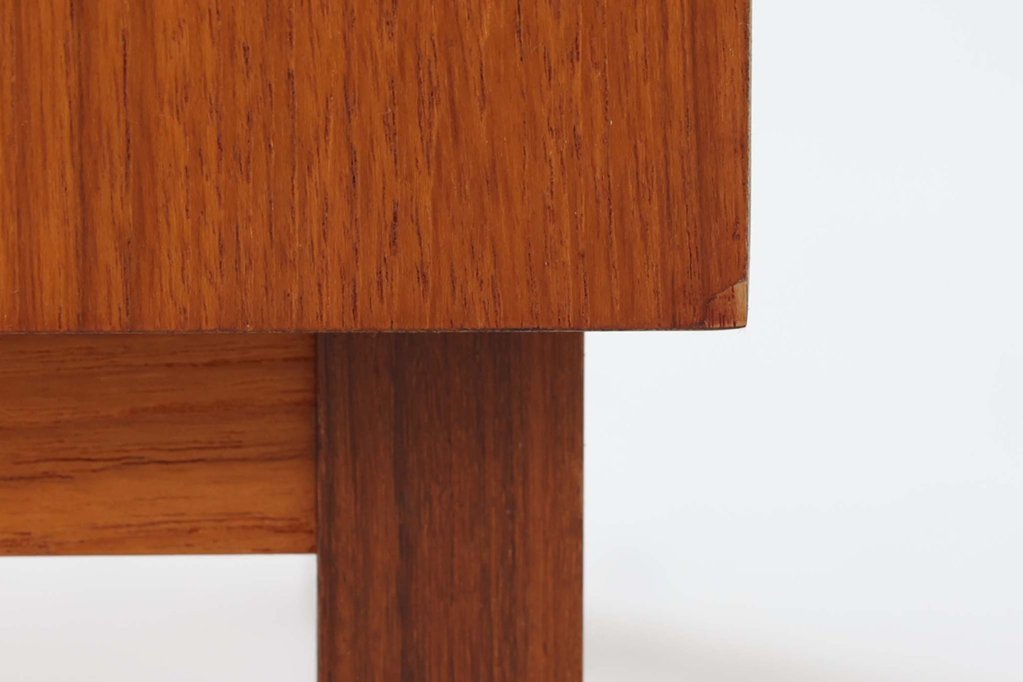 スウェーデン製のディスプレイシェルフです。シンプルなデザインで使い勝手の良いサイズ感です。お気に入りのアイテムを飾ることで、異なる雰囲気を楽しむことができます。良質なチーク材の美しい木目も魅力です。また、上段を取り外せば、小ぶりなボードとしてもご使用いただけます。