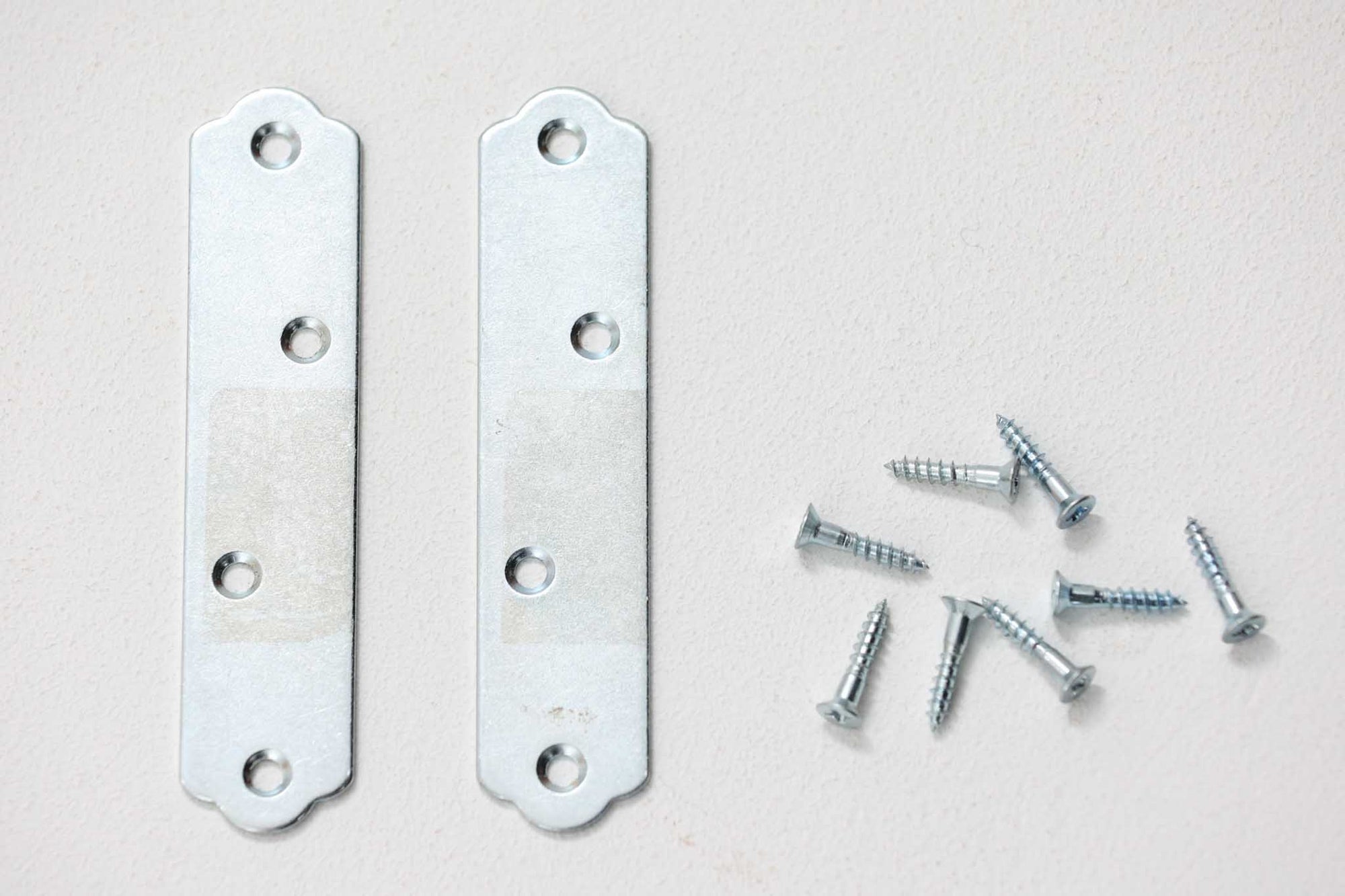 スウェーデン製のディスプレイシェルフです。シンプルなデザインで使い勝手の良いサイズ感です。お気に入りのアイテムを飾ることで、異なる雰囲気を楽しむことができます。良質なチーク材の美しい木目も魅力です。また、上段を取り外せば、小ぶりなボードとしてもご使用いただけます。