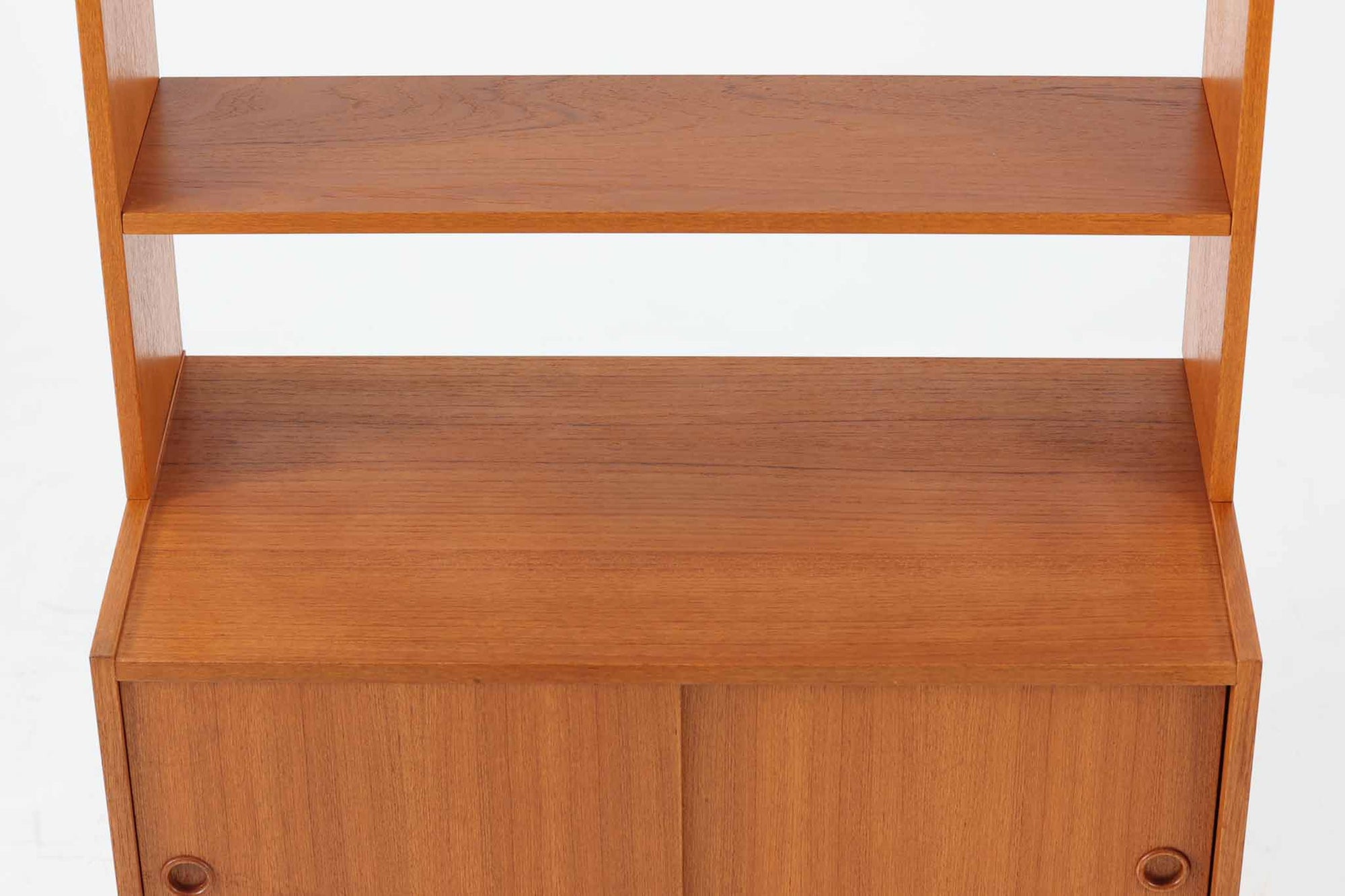 スウェーデン製のディスプレイシェルフです。シンプルなデザインで使い勝手の良いサイズ感です。お気に入りのアイテムを飾ることで、異なる雰囲気を楽しむことができます。良質なチーク材の美しい木目も魅力です。また、上段を取り外せば、小ぶりなボードとしてもご使用いただけます。