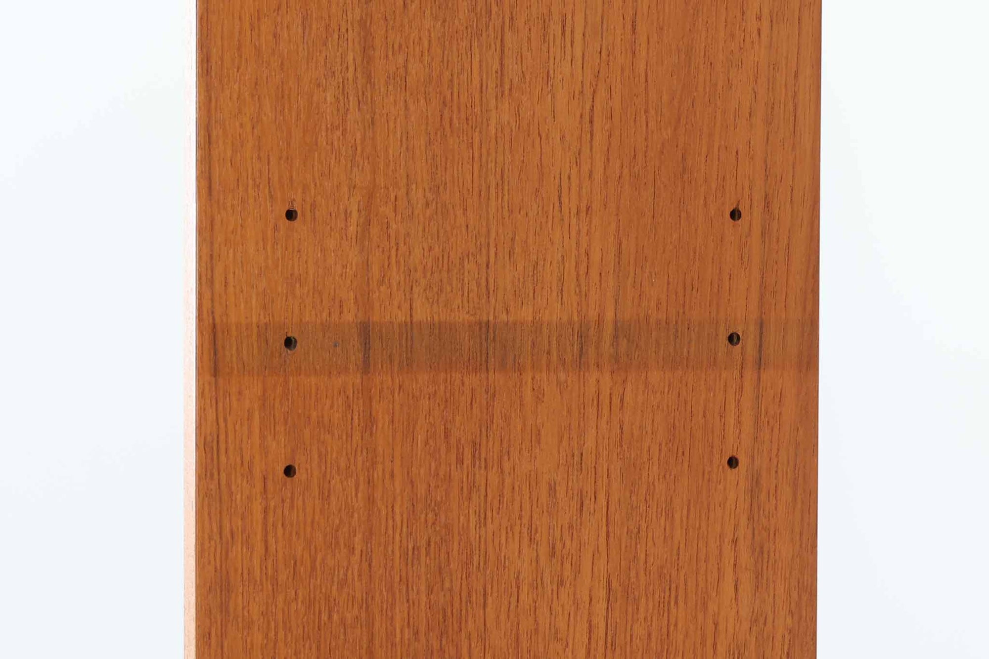 スウェーデン製のディスプレイシェルフです。シンプルなデザインで使い勝手の良いサイズ感です。お気に入りのアイテムを飾ることで、異なる雰囲気を楽しむことができます。良質なチーク材の美しい木目も魅力です。また、上段を取り外せば、小ぶりなボードとしてもご使用いただけます。