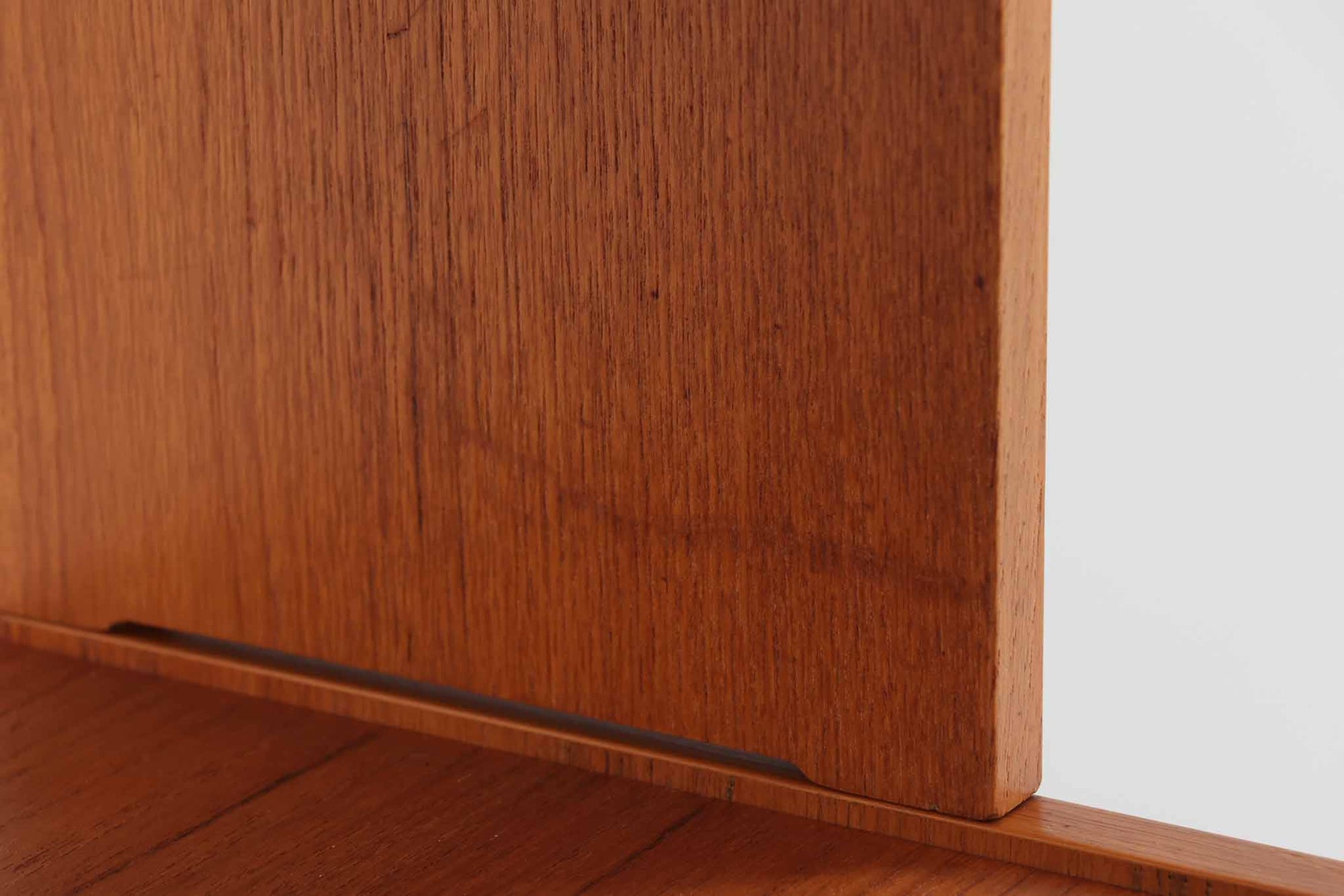 スウェーデン製のディスプレイシェルフです。シンプルなデザインで使い勝手の良いサイズ感です。お気に入りのアイテムを飾ることで、異なる雰囲気を楽しむことができます。良質なチーク材の美しい木目も魅力です。また、上段を取り外せば、小ぶりなボードとしてもご使用いただけます。