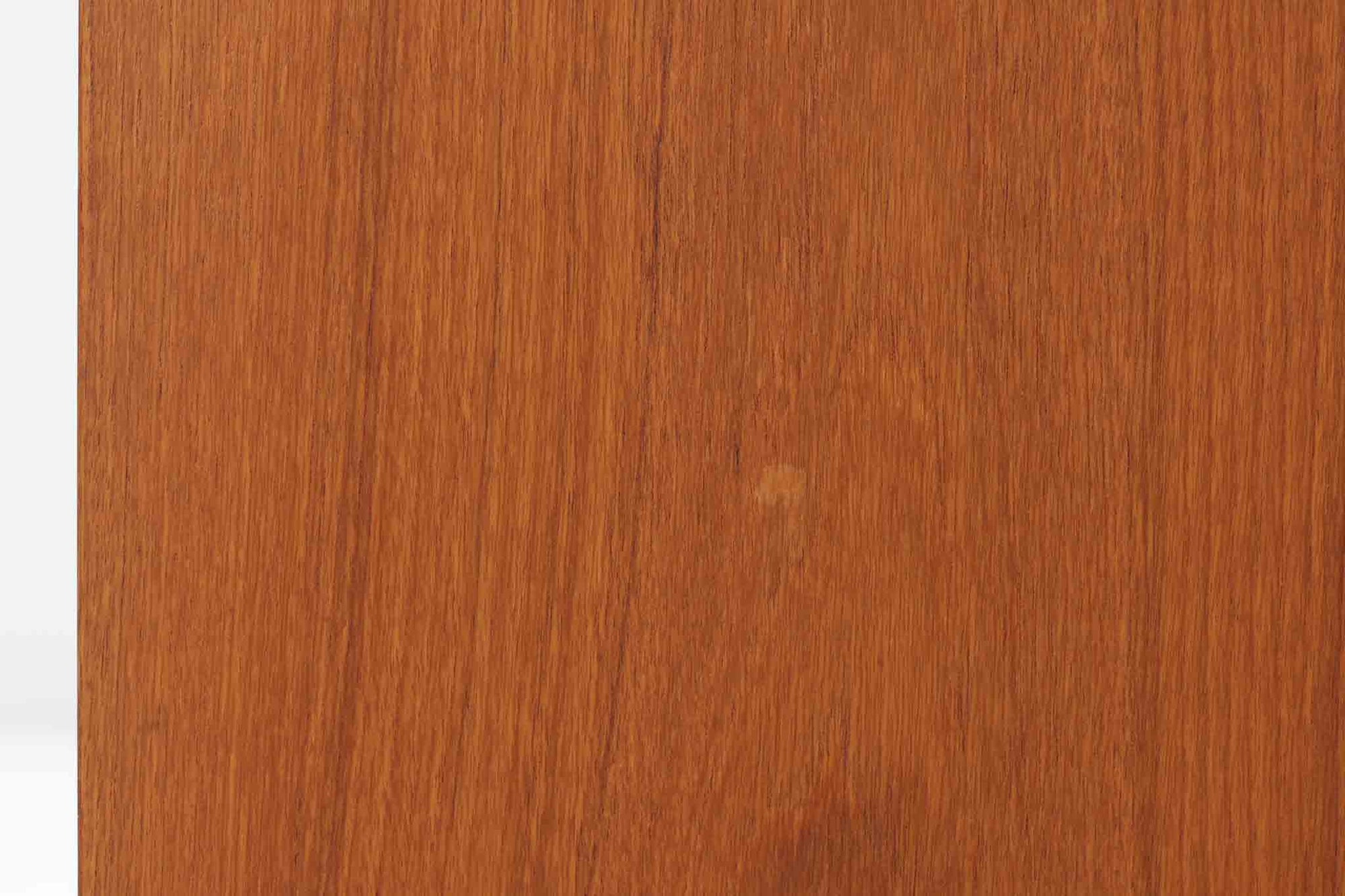 スウェーデン製のディスプレイシェルフです。シンプルなデザインで使い勝手の良いサイズ感です。お気に入りのアイテムを飾ることで、異なる雰囲気を楽しむことができます。良質なチーク材の美しい木目も魅力です。また、上段を取り外せば、小ぶりなボードとしてもご使用いただけます。