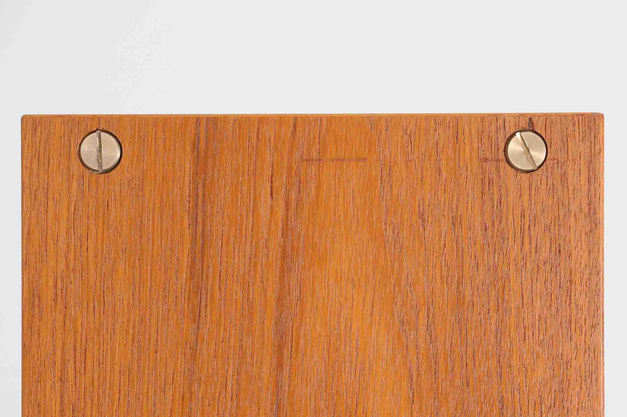 スウェーデン製のディスプレイシェルフです。シンプルなデザインで使い勝手の良いサイズ感です。お気に入りのアイテムを飾ることで、異なる雰囲気を楽しむことができます。良質なチーク材の美しい木目も魅力です。また、上段を取り外せば、小ぶりなボードとしてもご使用いただけます。