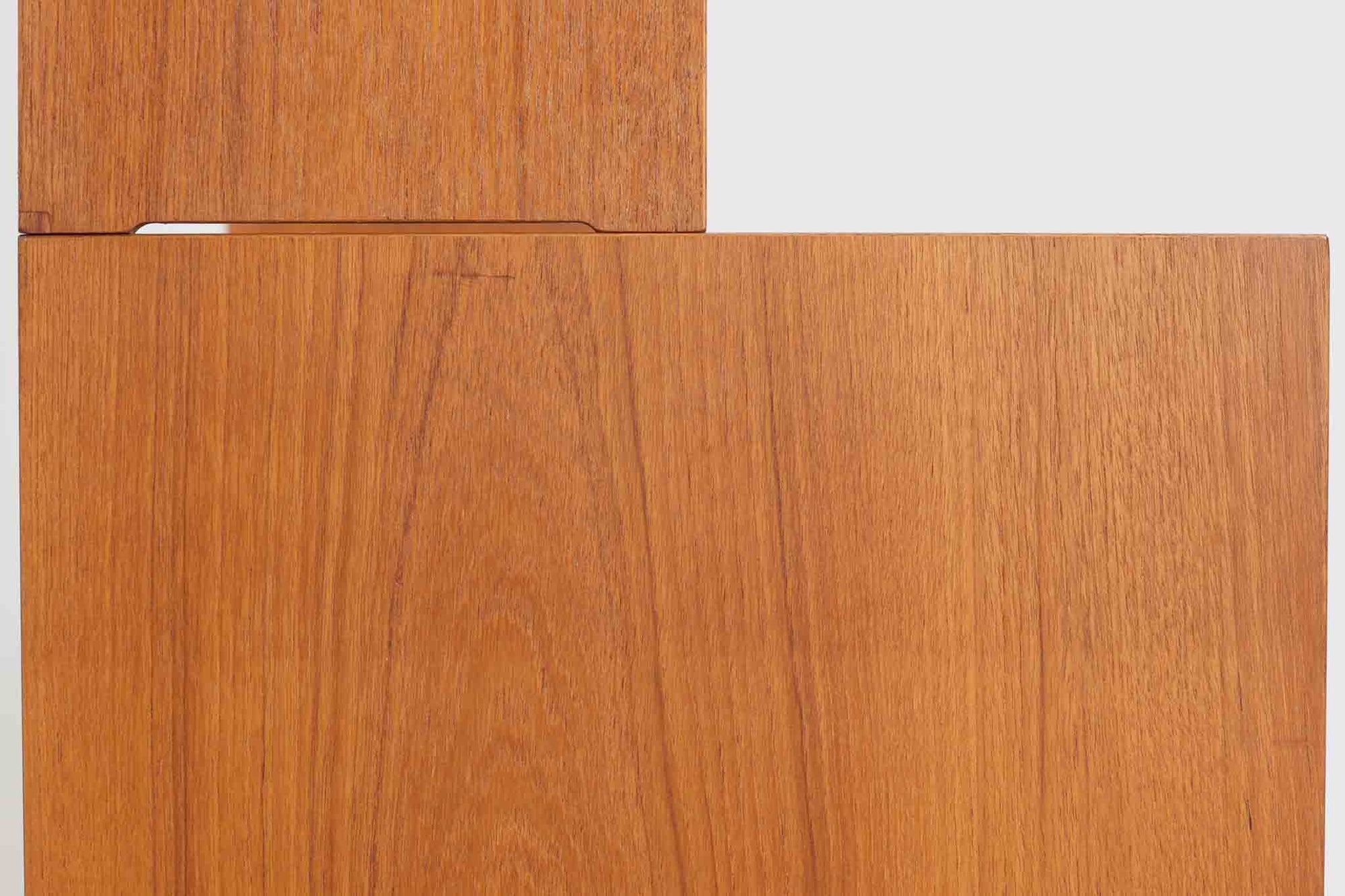 スウェーデン製のディスプレイシェルフです。シンプルなデザインで使い勝手の良いサイズ感です。お気に入りのアイテムを飾ることで、異なる雰囲気を楽しむことができます。良質なチーク材の美しい木目も魅力です。また、上段を取り外せば、小ぶりなボードとしてもご使用いただけます。