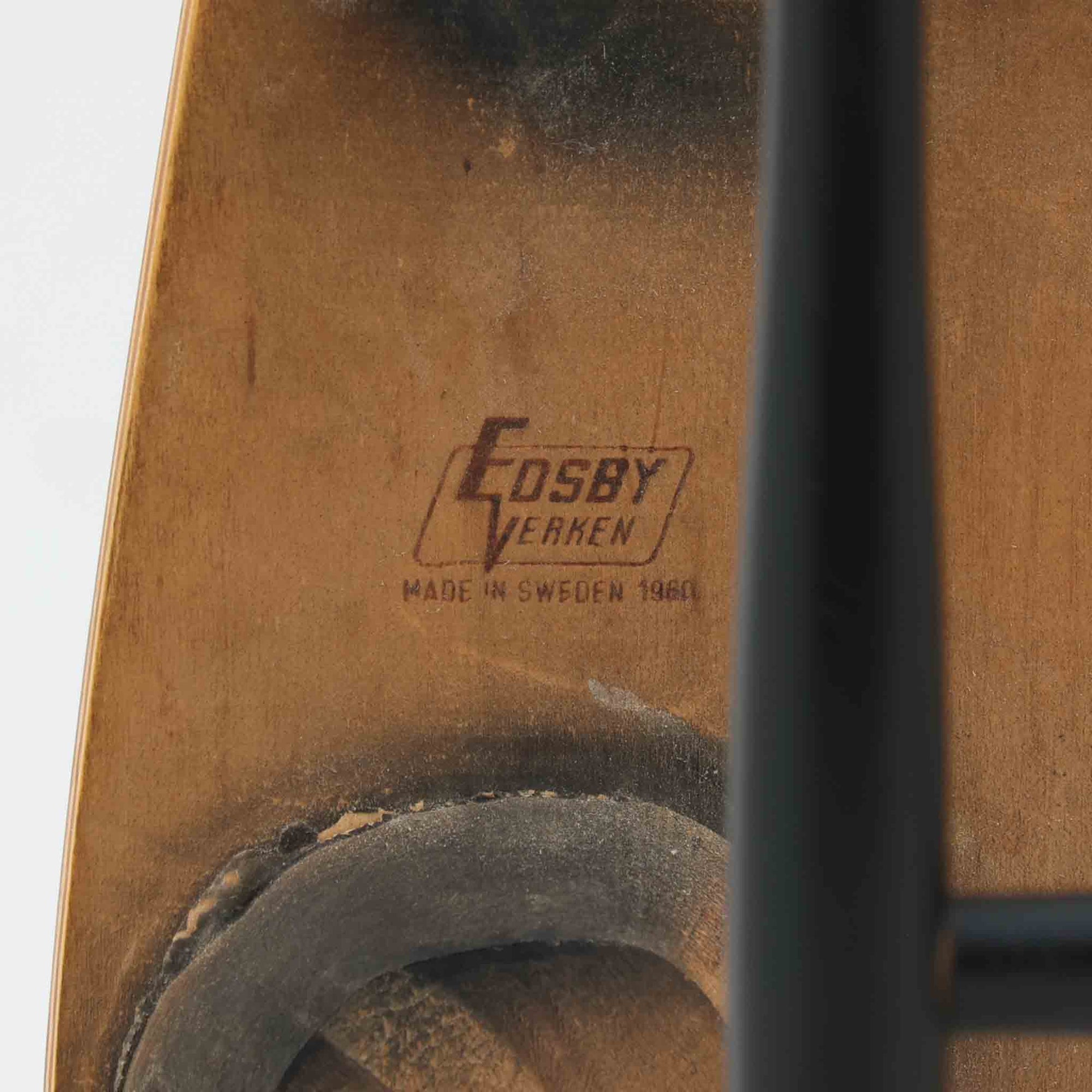 イルマリ・タピオヴァーラがデザインし、Edsby Verkenが手掛けた「Fannet」ダイニングチェアです。温かみのあるチーク材の座面に、ブラック仕上げのビーチ材を組み合わせた印象的なコントラストが魅力。細身のスポークを並べた軽快な背もたれと、外側へ伸びる脚部がすっきりとした佇まいを生み出しています。ダイニングはもちろん、デスクやドレッサーに合わせる一脚としても取り入れやすく、年月を重ねた木部の風合いと北欧らしい造形美を楽しめるビンテージ品です。