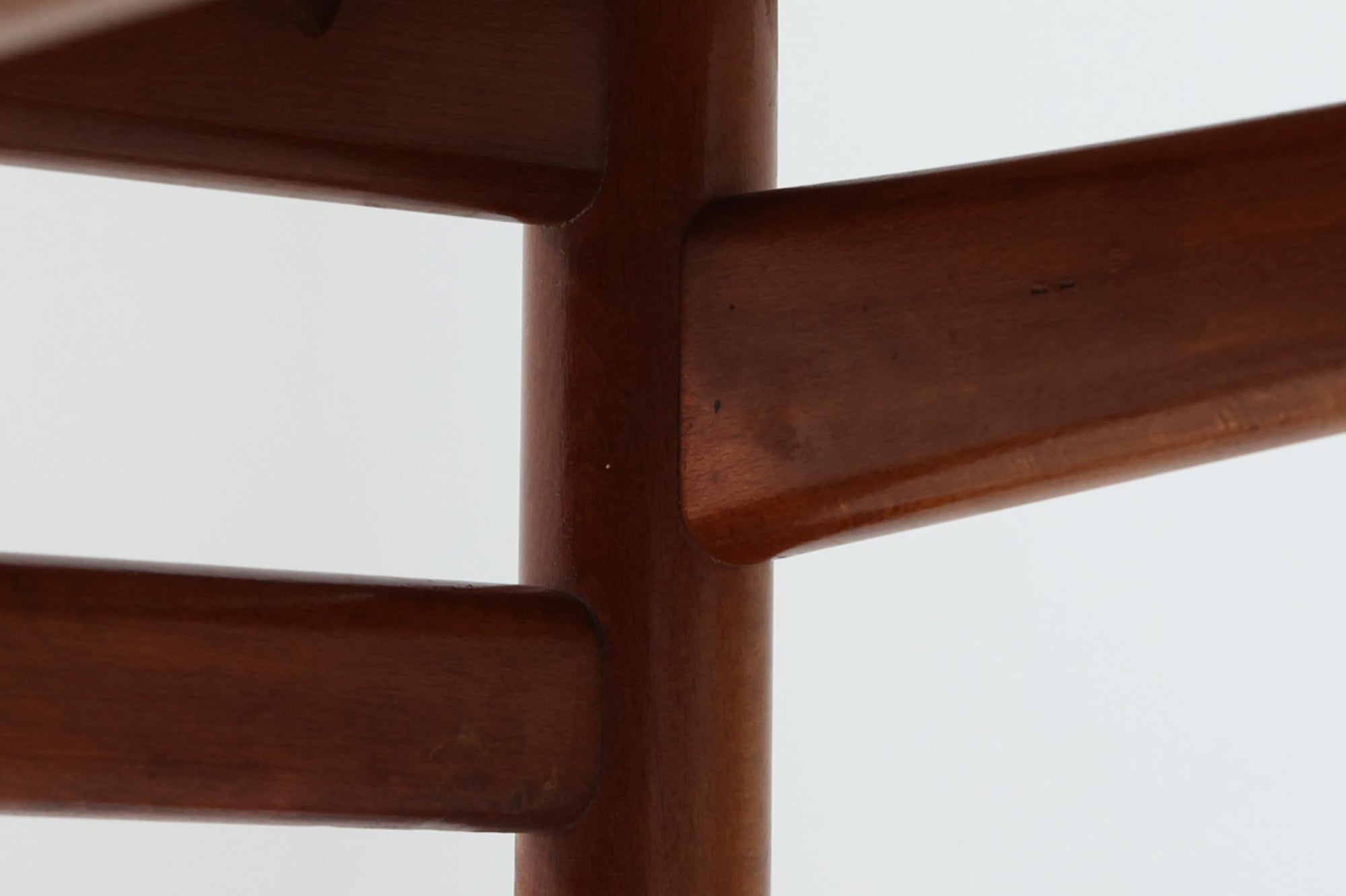 FDBモブラーでBorge mogensenの後任としてアートディレクターを務めたPoul m. Voltherによる、美しく洗練されたキャビネット。良質なマホガニー材の本体に、ビーチ材の脚部を組み合わせたコントラストが魅力です。真鍮の丸い鍵穴が特徴的な3枚の扉を備え、中央には調節可能な棚、両側には精巧な蟻継ぎが施された移動式の引き出しを配しています。下部には真鍮の俵型ハンドル付きの引き出しが3杯並び、細部へのこだわりが際立ちます。また、室内で靴を履く文化に配慮し、脚先には汚れ防止のための濃い塗装が施されています。1950年代にデザインされた本作は、先細りの脚やストレッチャーがミニマルな美しさを際立たせる一方、シンメトリーなフォルムや真鍮の装飾が伝統的なエレガンスを醸し出し、モダンとクラシックが調和した逸品です。