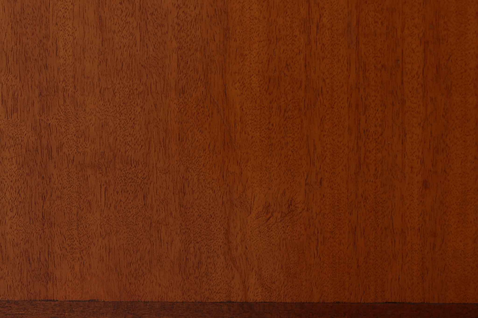 FDBモブラーでBorge mogensenの後任としてアートディレクターを務めたPoul m. Voltherによる、美しく洗練されたキャビネット。良質なマホガニー材の本体に、ビーチ材の脚部を組み合わせたコントラストが魅力です。真鍮の丸い鍵穴が特徴的な3枚の扉を備え、中央には調節可能な棚、両側には精巧な蟻継ぎが施された移動式の引き出しを配しています。下部には真鍮の俵型ハンドル付きの引き出しが3杯並び、細部へのこだわりが際立ちます。また、室内で靴を履く文化に配慮し、脚先には汚れ防止のための濃い塗装が施されています。1950年代にデザインされた本作は、先細りの脚やストレッチャーがミニマルな美しさを際立たせる一方、シンメトリーなフォルムや真鍮の装飾が伝統的なエレガンスを醸し出し、モダンとクラシックが調和した逸品です。