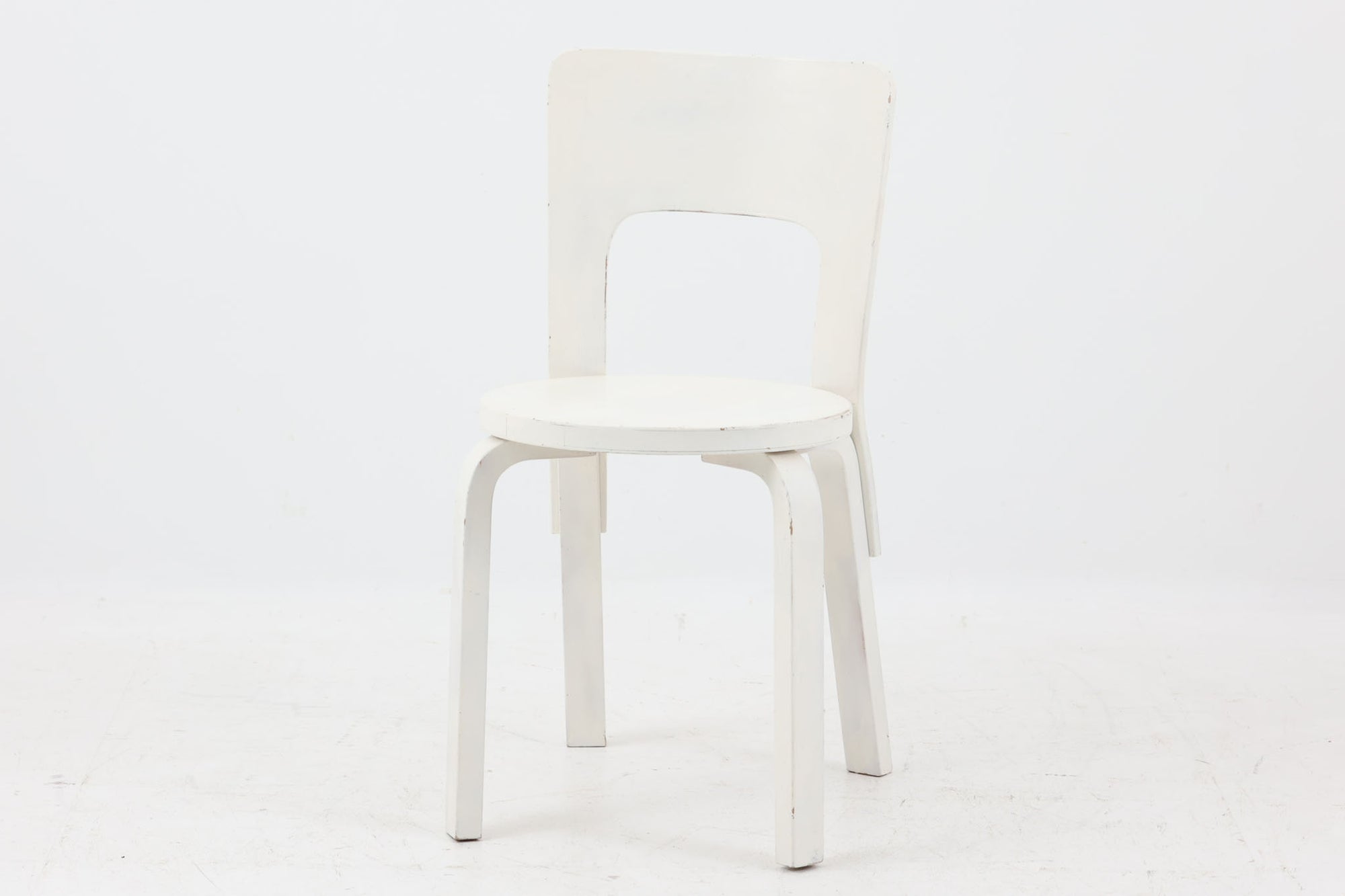 北欧より買い付けたアルヴァ・アアルトデザインNo66チェアです。長年にわたり大切に使用されており、前オーナーによって白くリペイントされています。