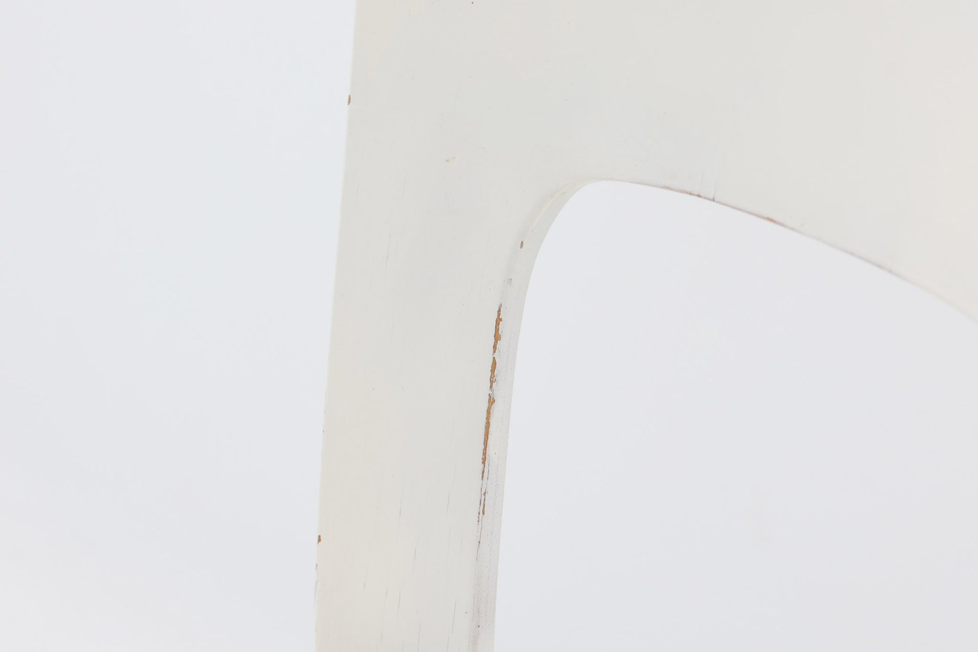 北欧より買い付けたアルヴァ・アアルトデザインNo66チェアです。長年にわたり大切に使用されており、前オーナーによって白くリペイントされています。