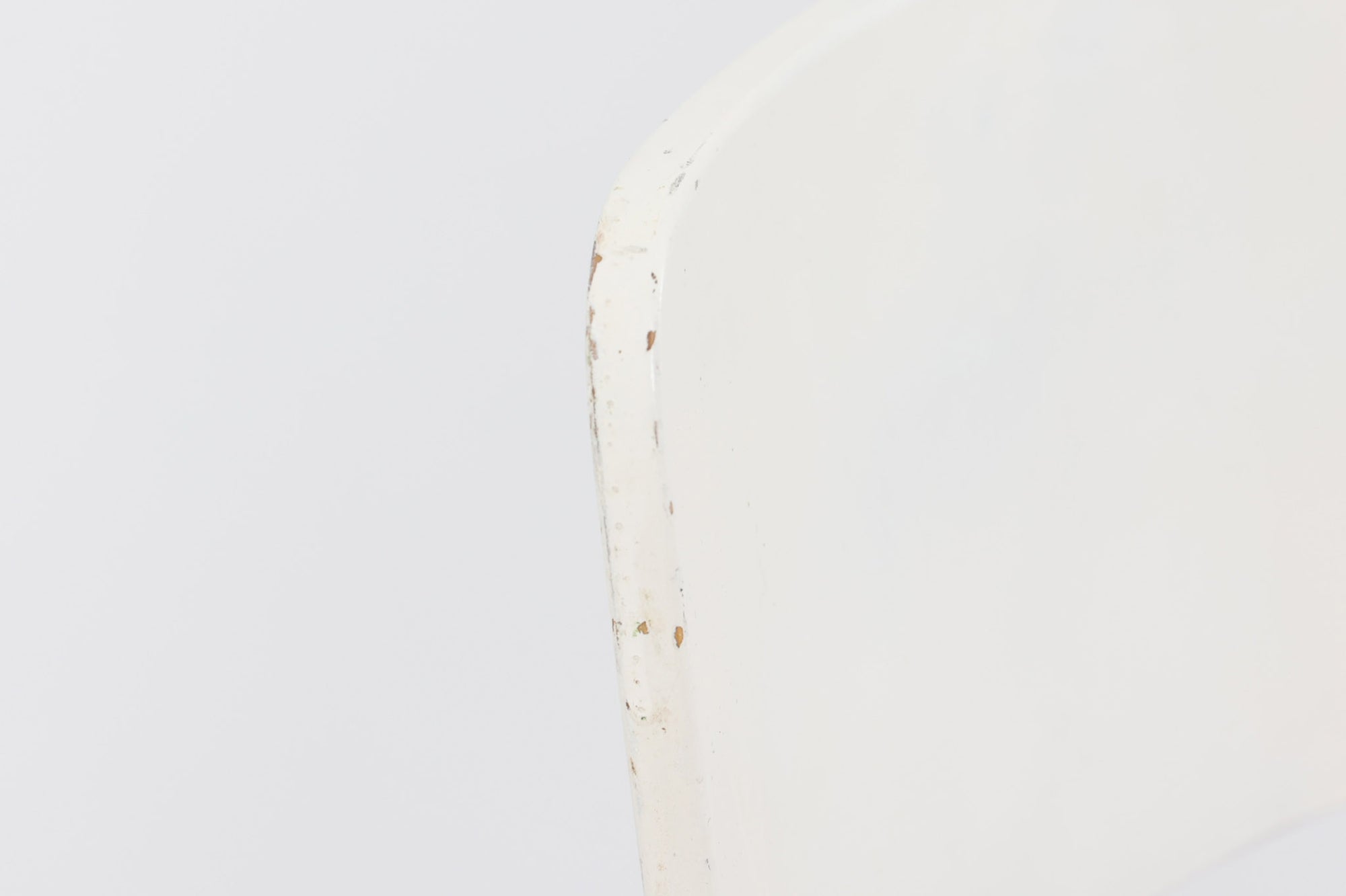 北欧より買い付けたアルヴァ・アアルトデザインNo66チェアです。長年にわたり大切に使用されており、前オーナーによって白くリペイントされています。