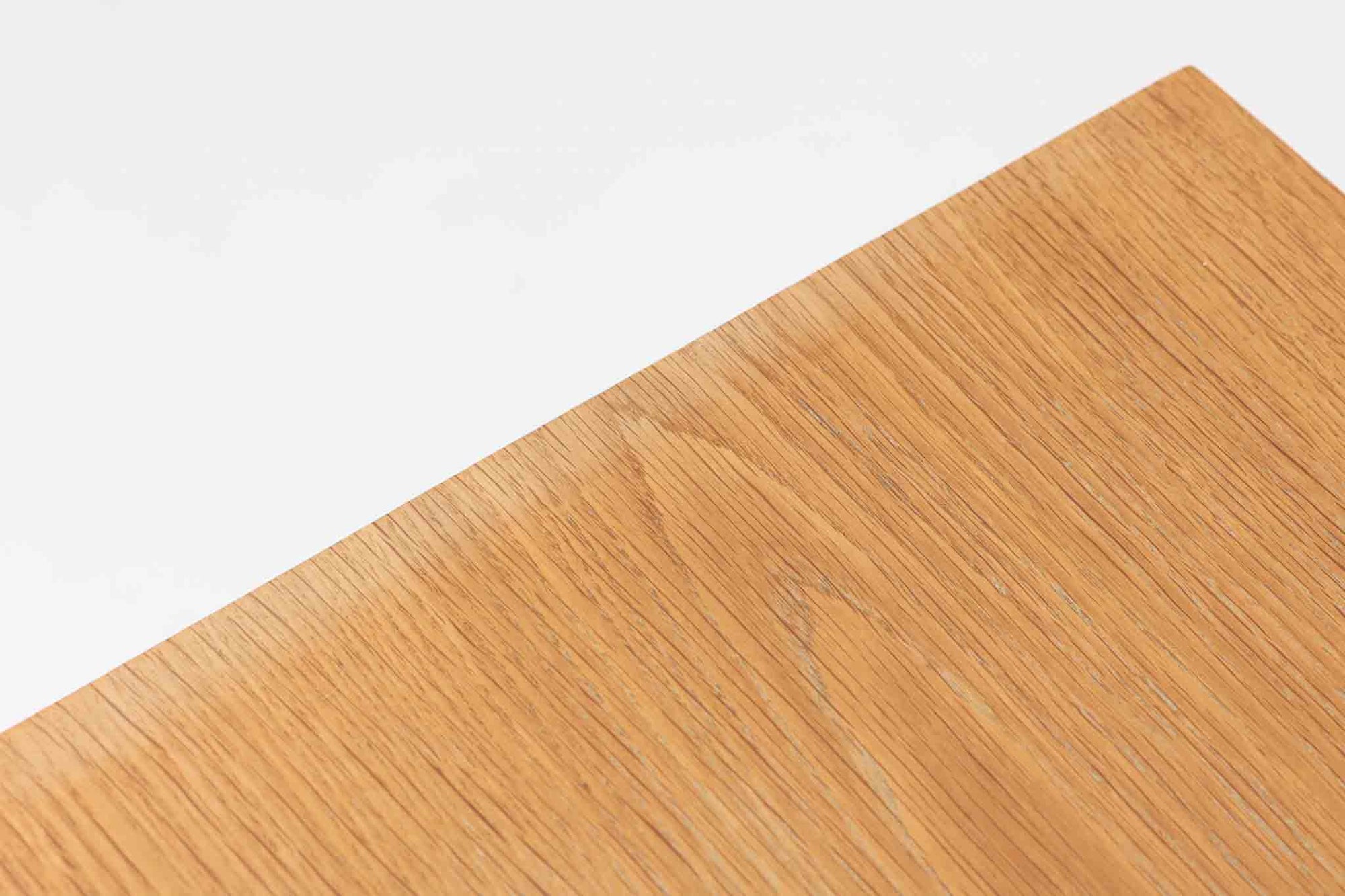 北欧より買い付けたサイドボードです。良質なオーク材が使用されており、優しい雰囲気です。デンマークの品質基準を満たした「DANISH FURNITUREmAKE'S CONTROL」の刻印がございます。