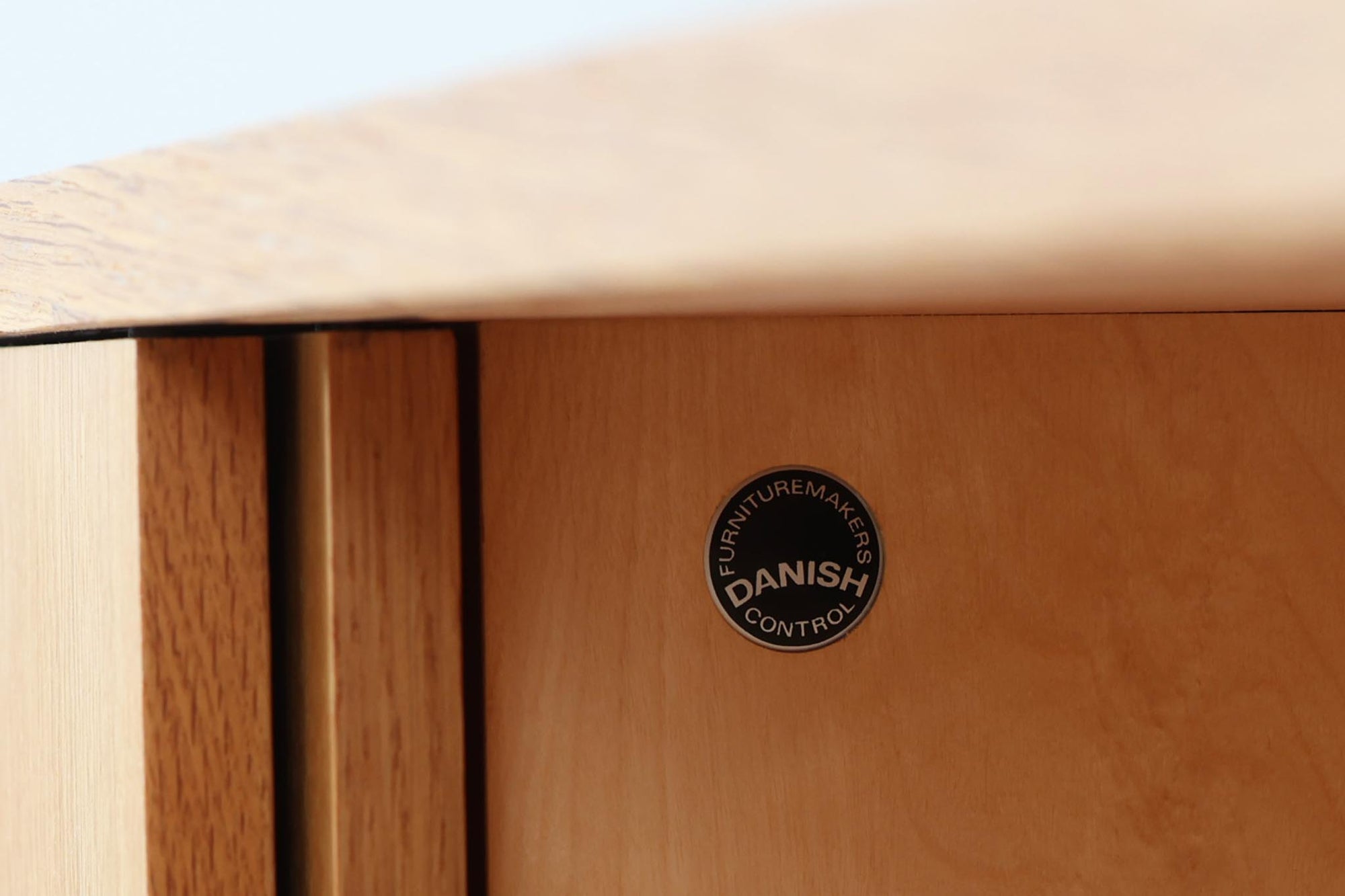 北欧より買い付けたサイドボードです。良質なオーク材が使用されており、優しい雰囲気です。デンマークの品質基準を満たした「DANISH FURNITUREmAKE'S CONTROL」の刻印がございます。