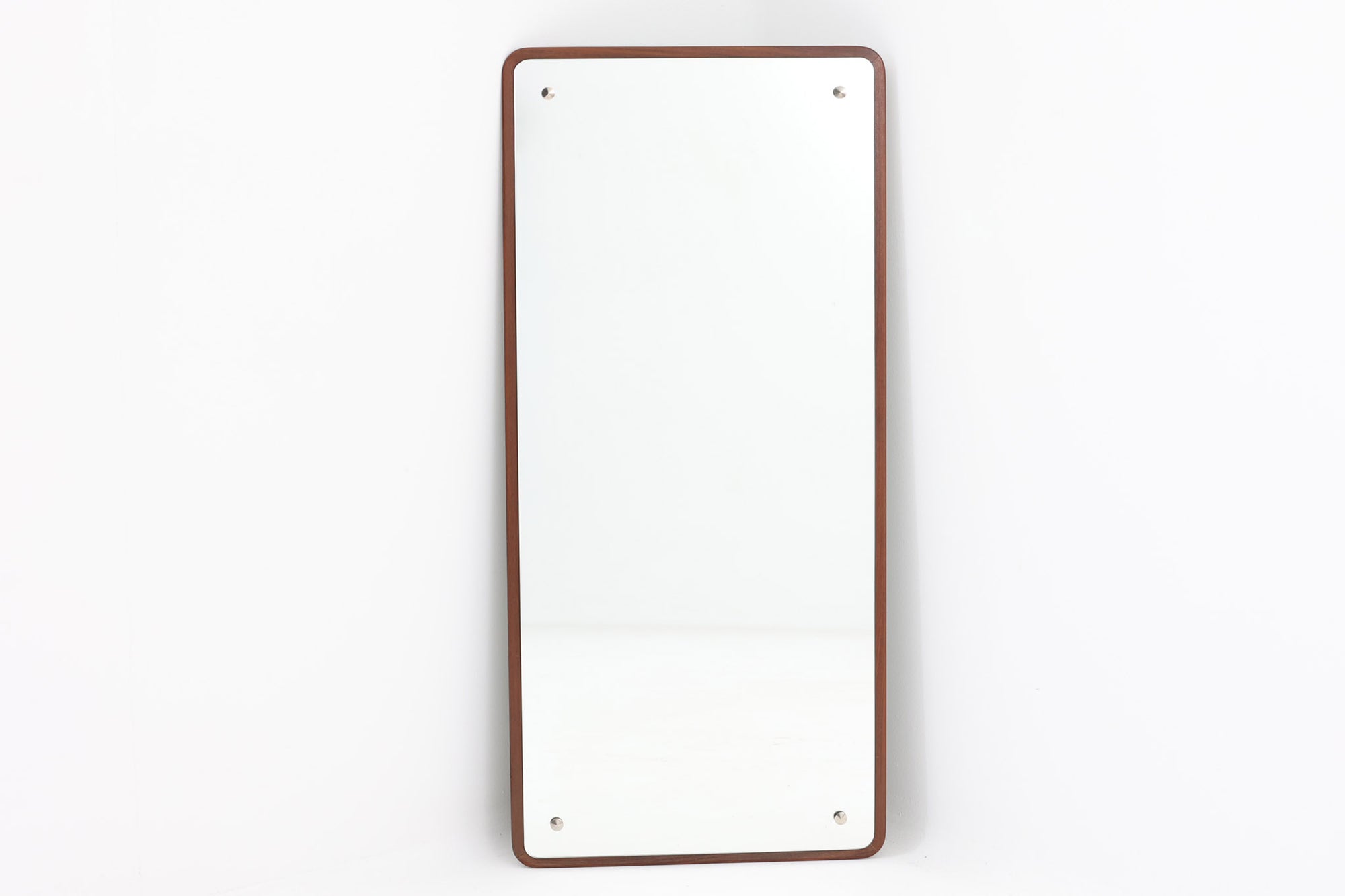 デンマークより買い付けました。厚みのあるチーク材とミラーが使用されており高級感がございます。重量があるため、壁面の取り付けはお気をつけください。鏡は新品に交換済みで、綺麗な状態です。