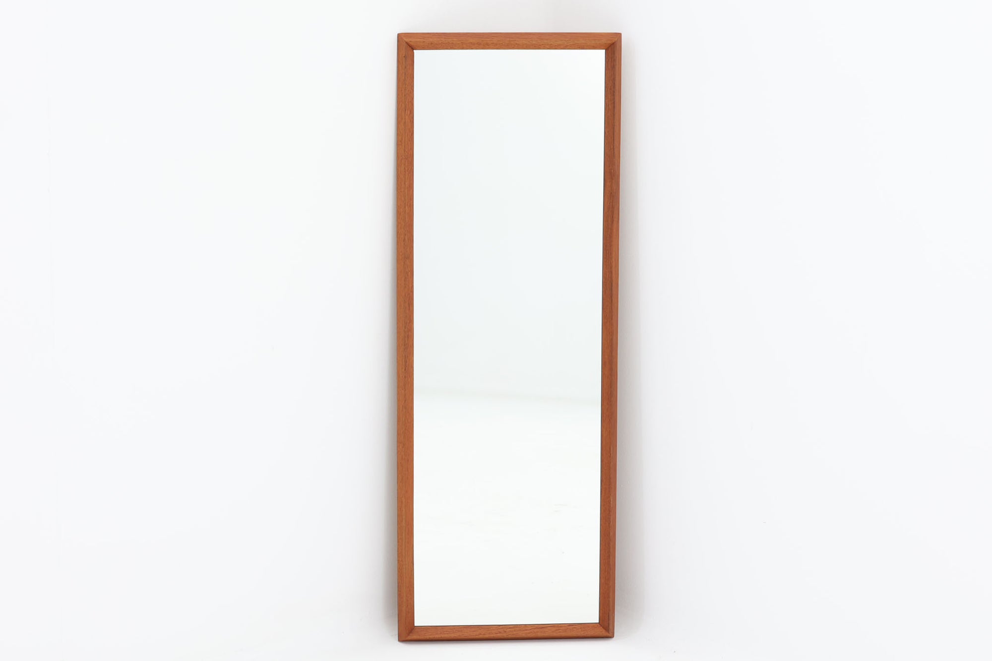 スウェーデンから買い付けたビンテージミラーです。良質な削り出しのチーク材がシンプルながらも高級感を漂わせています。鏡は新品に交換済みで、綺麗な状態です。