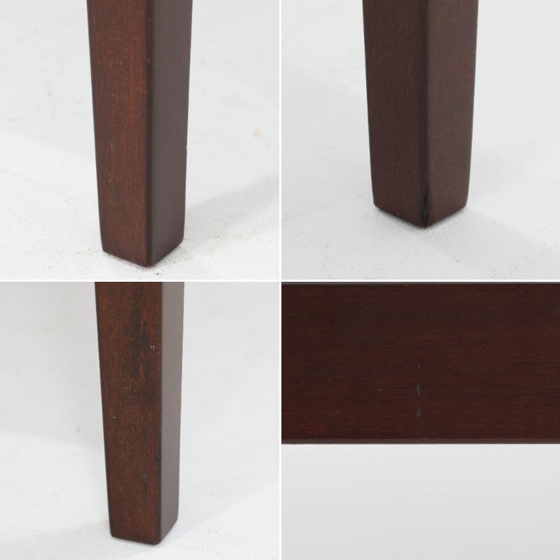 Nils Thorssonがデザインを手掛け、Royal CopenhagenのBACAシリーズのタイルを天板に配したセンターテーブルです。家具メーカーHaslev社により製作され、マホガニー材の落ち着いた木目と、幾何学的で温かみのあるタイル意匠が美しく調和しています。直線的で端正なフォルムは空間をすっきりと見せ、リビングの主役としてはもちろん、ソファ前のローテーブルとしても活躍。経年により深みを増した木部と味わい豊かな陶板が、北欧ビンテージならではの存在感を放つ一品です。