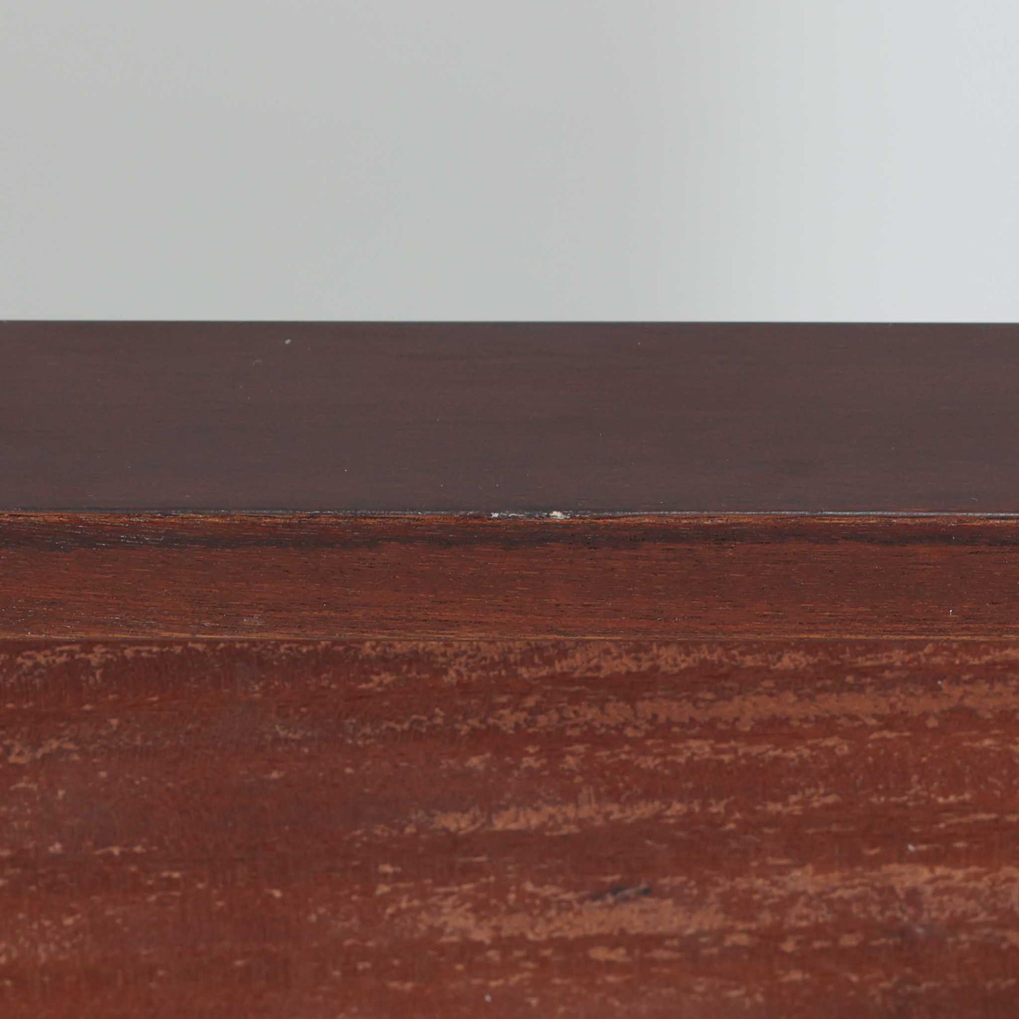 Nils Thorssonがデザインを手掛け、Royal CopenhagenのBACAシリーズのタイルを天板に配したセンターテーブルです。家具メーカーHaslev社により製作され、マホガニー材の落ち着いた木目と、幾何学的で温かみのあるタイル意匠が美しく調和しています。直線的で端正なフォルムは空間をすっきりと見せ、リビングの主役としてはもちろん、ソファ前のローテーブルとしても活躍。経年により深みを増した木部と味わい豊かな陶板が、北欧ビンテージならではの存在感を放つ一品です。