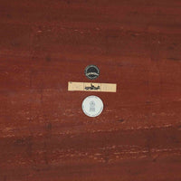 Nils Thorssonがデザインを手掛け、Royal CopenhagenのBACAシリーズのタイルを天板に配したセンターテーブルです。家具メーカーHaslev社により製作され、マホガニー材の落ち着いた木目と、幾何学的で温かみのあるタイル意匠が美しく調和しています。直線的で端正なフォルムは空間をすっきりと見せ、リビングの主役としてはもちろん、ソファ前のローテーブルとしても活躍。経年により深みを増した木部と味わい豊かな陶板が、北欧ビンテージならではの存在感を放つ一品です。