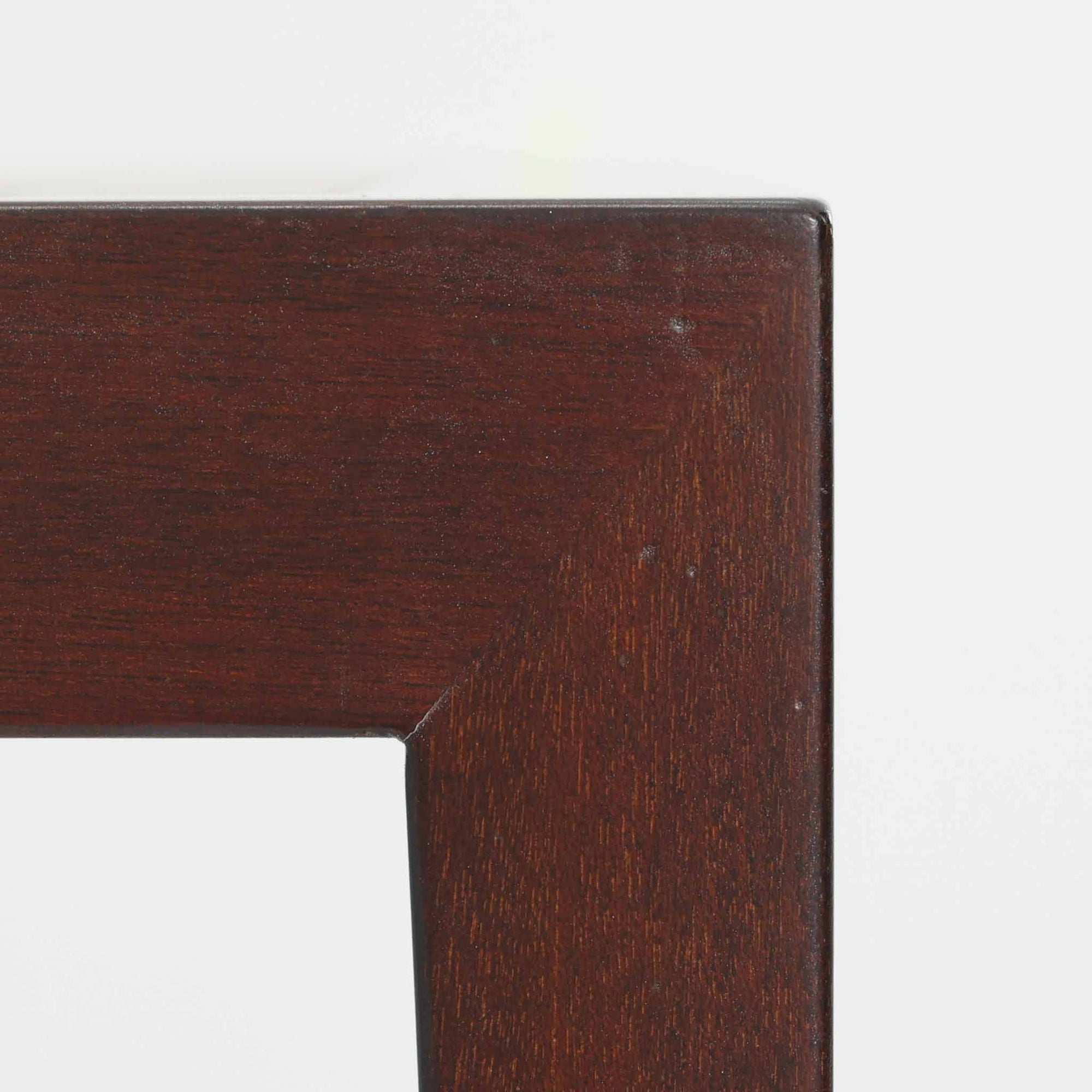 Nils Thorssonがデザインを手掛け、Royal CopenhagenのBACAシリーズのタイルを天板に配したセンターテーブルです。家具メーカーHaslev社により製作され、マホガニー材の落ち着いた木目と、幾何学的で温かみのあるタイル意匠が美しく調和しています。直線的で端正なフォルムは空間をすっきりと見せ、リビングの主役としてはもちろん、ソファ前のローテーブルとしても活躍。経年により深みを増した木部と味わい豊かな陶板が、北欧ビンテージならではの存在感を放つ一品です。