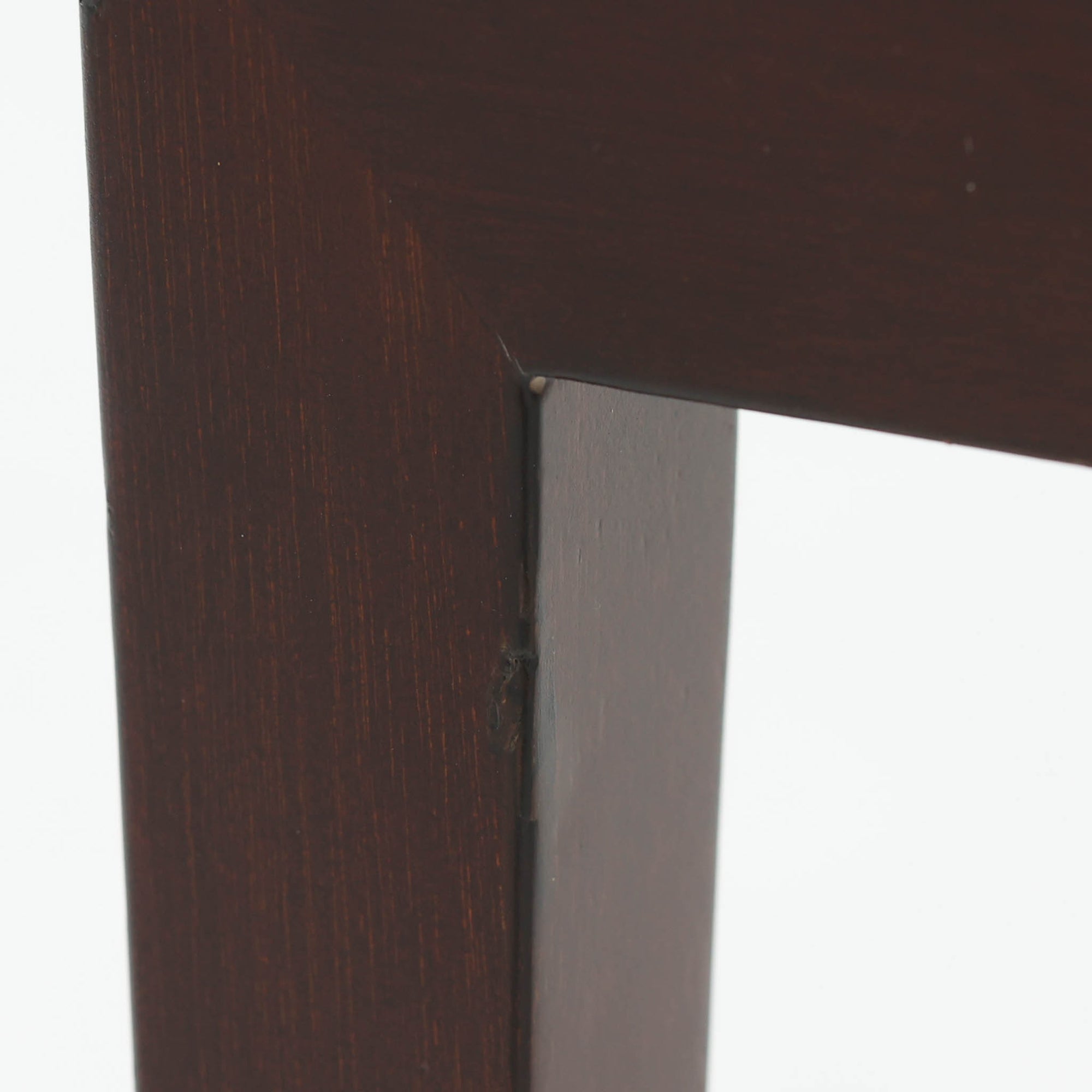 Nils Thorssonがデザインを手掛け、Royal CopenhagenのBACAシリーズのタイルを天板に配したセンターテーブルです。家具メーカーHaslev社により製作され、マホガニー材の落ち着いた木目と、幾何学的で温かみのあるタイル意匠が美しく調和しています。直線的で端正なフォルムは空間をすっきりと見せ、リビングの主役としてはもちろん、ソファ前のローテーブルとしても活躍。経年により深みを増した木部と味わい豊かな陶板が、北欧ビンテージならではの存在感を放つ一品です。