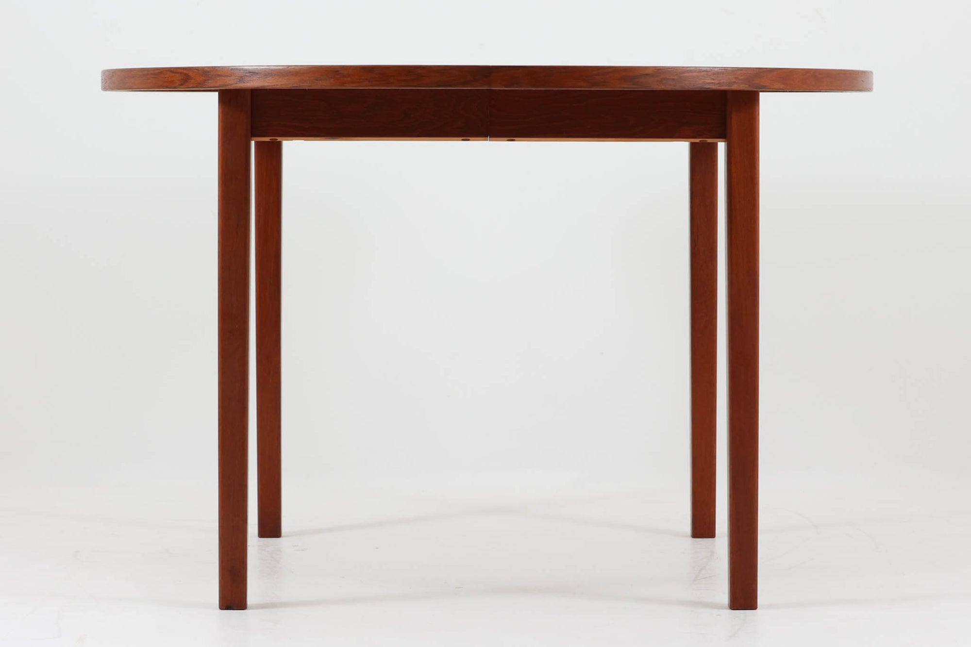 北欧より買い付けた、円形のダイニングテーブルです。急な来客時にも対応できるエクステンションタイプです。良質なチーク材が使用されていますのでお部屋に暖かみを与えてくれそうです。円形のため拡張板は別保管となります。