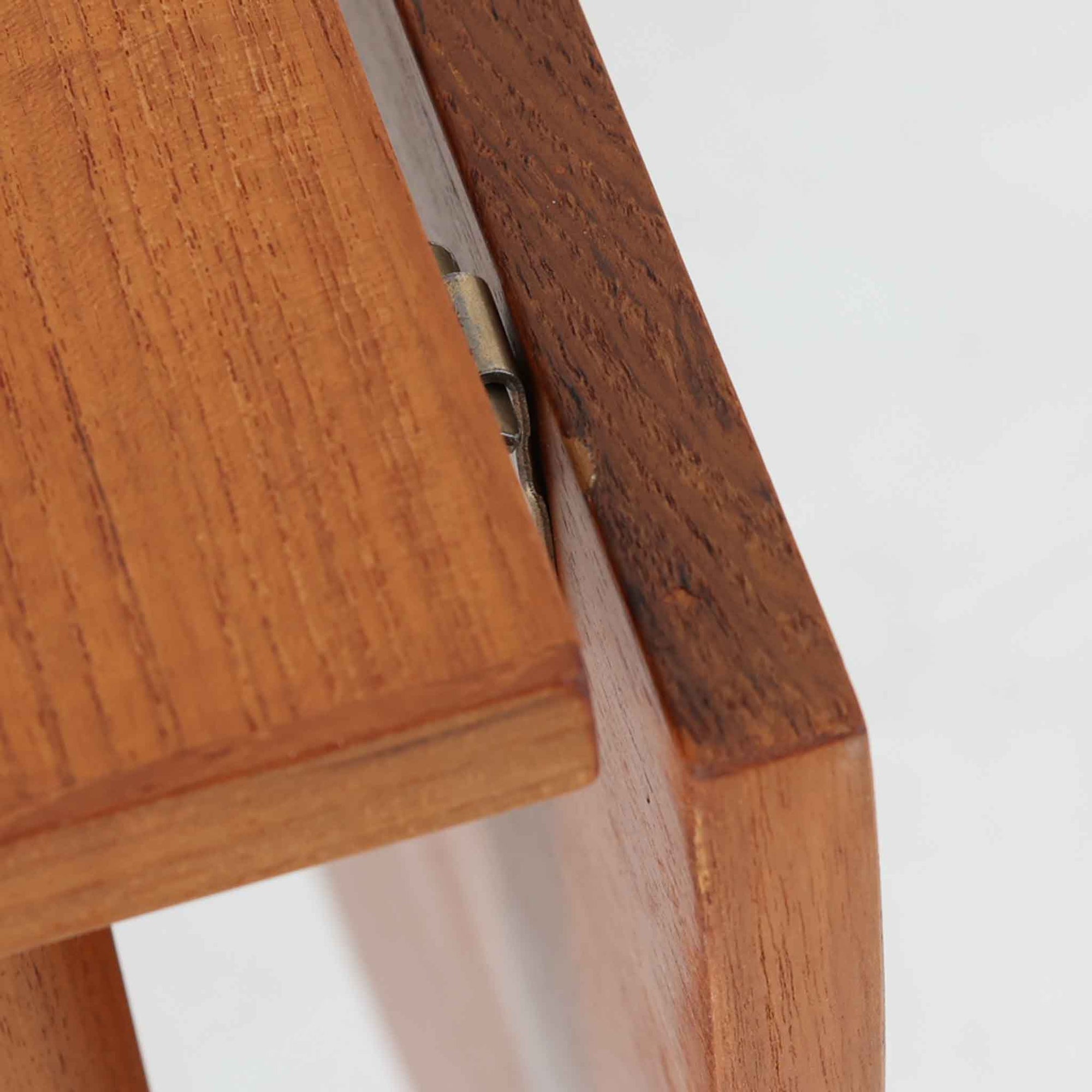 深みのある色合いと美しい木目が魅力のチーク材を使用したエクステンションテーブルは、北欧ビンテージ家具らしい温もりと上質さを感じさせてくれます。バタフライ式の両側天板は必要に応じて展開でき、使わない時はコンパクトにたたんで省スペースに、来客時にはしっかり広げて対応できる、利便性に優れた一台。シンプルながらも洗練された佇まいは、日常使いから特別なシーンまで幅広く活躍します。中央の拡張板が欠品していることと、脚部に割れの修理跡が見受けられるため、それらの点を考慮し価格に反映しております。