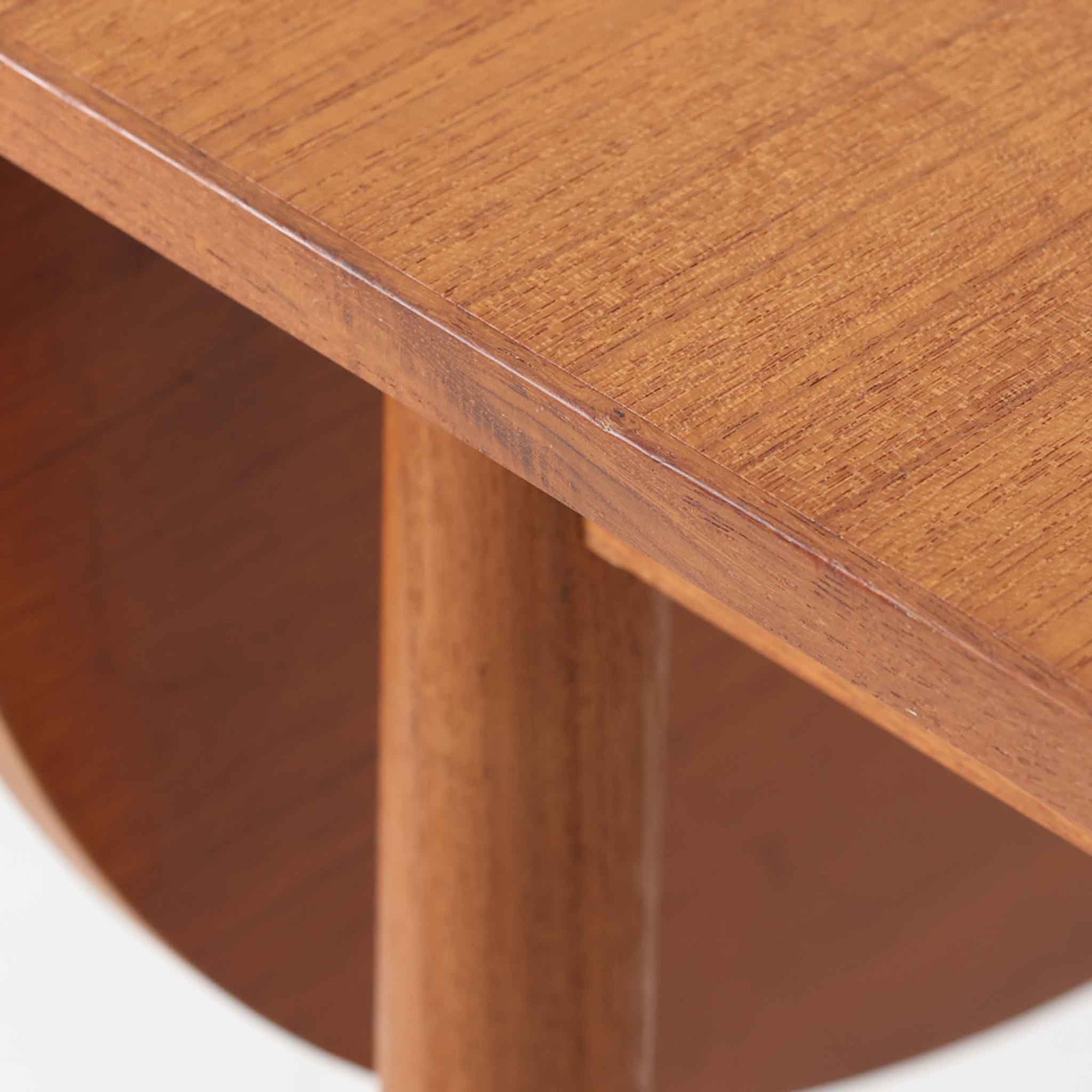 深みのある色合いと美しい木目が魅力のチーク材を使用したエクステンションテーブルは、北欧ビンテージ家具らしい温もりと上質さを感じさせてくれます。バタフライ式の両側天板は必要に応じて展開でき、使わない時はコンパクトにたたんで省スペースに、来客時にはしっかり広げて対応できる、利便性に優れた一台。シンプルながらも洗練された佇まいは、日常使いから特別なシーンまで幅広く活躍します。中央の拡張板が欠品していることと、脚部に割れの修理跡が見受けられるため、それらの点を考慮し価格に反映しております。