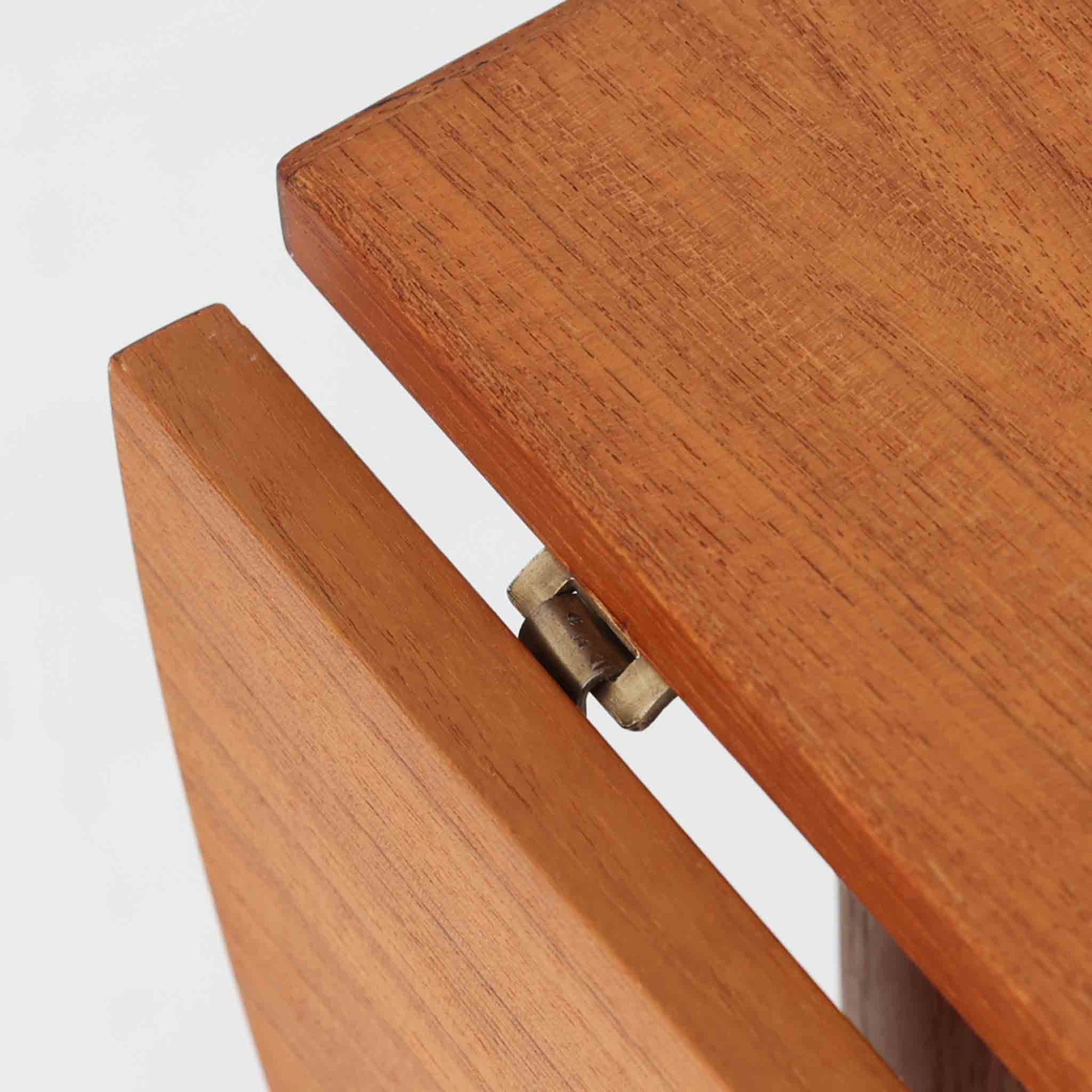 深みのある色合いと美しい木目が魅力のチーク材を使用したエクステンションテーブルは、北欧ビンテージ家具らしい温もりと上質さを感じさせてくれます。バタフライ式の両側天板は必要に応じて展開でき、使わない時はコンパクトにたたんで省スペースに、来客時にはしっかり広げて対応できる、利便性に優れた一台。シンプルながらも洗練された佇まいは、日常使いから特別なシーンまで幅広く活躍します。中央の拡張板が欠品していることと、脚部に割れの修理跡が見受けられるため、それらの点を考慮し価格に反映しております。