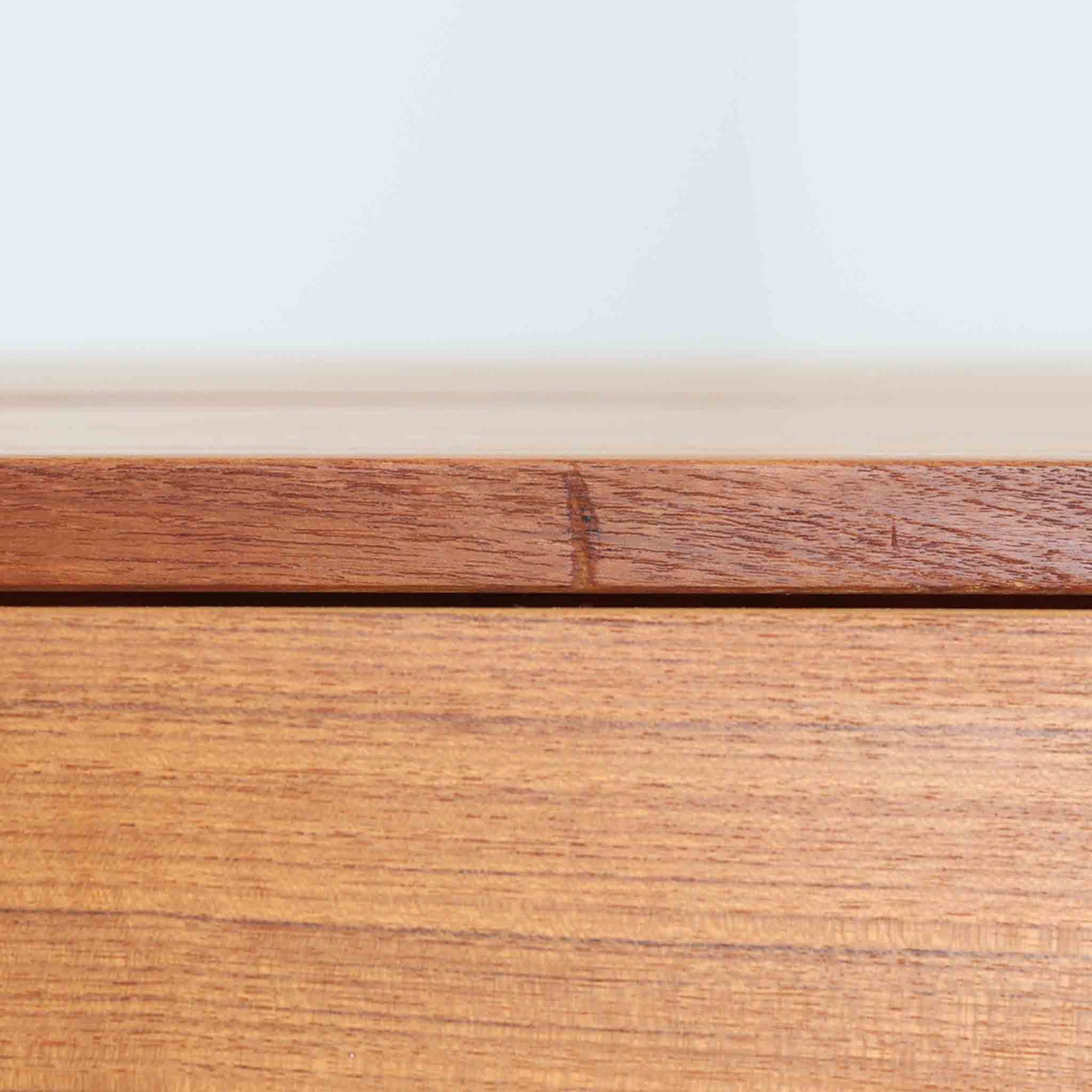 深みのある色合いと美しい木目が魅力のチーク材を使用したエクステンションテーブルは、北欧ビンテージ家具らしい温もりと上質さを感じさせてくれます。バタフライ式の両側天板は必要に応じて展開でき、使わない時はコンパクトにたたんで省スペースに、来客時にはしっかり広げて対応できる、利便性に優れた一台。シンプルながらも洗練された佇まいは、日常使いから特別なシーンまで幅広く活躍します。中央の拡張板が欠品していることと、脚部に割れの修理跡が見受けられるため、それらの点を考慮し価格に反映しております。