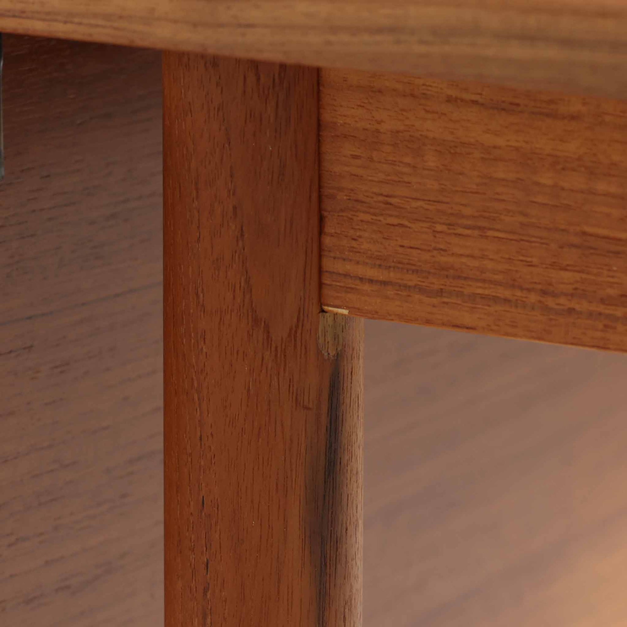 深みのある色合いと美しい木目が魅力のチーク材を使用したエクステンションテーブルは、北欧ビンテージ家具らしい温もりと上質さを感じさせてくれます。バタフライ式の両側天板は必要に応じて展開でき、使わない時はコンパクトにたたんで省スペースに、来客時にはしっかり広げて対応できる、利便性に優れた一台。シンプルながらも洗練された佇まいは、日常使いから特別なシーンまで幅広く活躍します。中央の拡張板が欠品していることと、脚部に割れの修理跡が見受けられるため、それらの点を考慮し価格に反映しております。