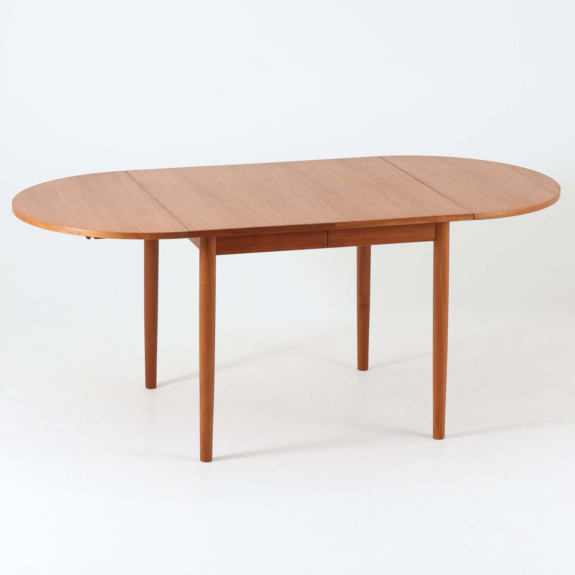 深みのある色合いと美しい木目が魅力のチーク材を使用したエクステンションテーブルは、北欧ビンテージ家具らしい温もりと上質さを感じさせてくれます。バタフライ式の両側天板は必要に応じて展開でき、使わない時はコンパクトにたたんで省スペースに、来客時にはしっかり広げて対応できる、利便性に優れた一台。シンプルながらも洗練された佇まいは、日常使いから特別なシーンまで幅広く活躍します。中央の拡張板が欠品していることと、脚部に割れの修理跡が見受けられるため、それらの点を考慮し価格に反映しております。