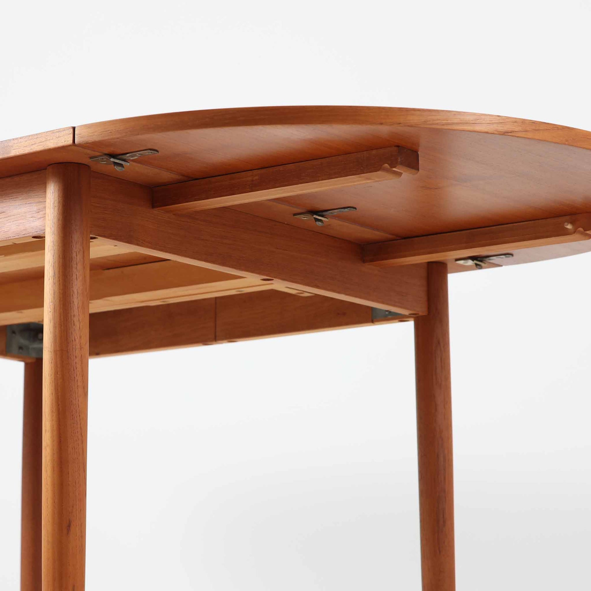 深みのある色合いと美しい木目が魅力のチーク材を使用したエクステンションテーブルは、北欧ビンテージ家具らしい温もりと上質さを感じさせてくれます。バタフライ式の両側天板は必要に応じて展開でき、使わない時はコンパクトにたたんで省スペースに、来客時にはしっかり広げて対応できる、利便性に優れた一台。シンプルながらも洗練された佇まいは、日常使いから特別なシーンまで幅広く活躍します。中央の拡張板が欠品していることと、脚部に割れの修理跡が見受けられるため、それらの点を考慮し価格に反映しております。