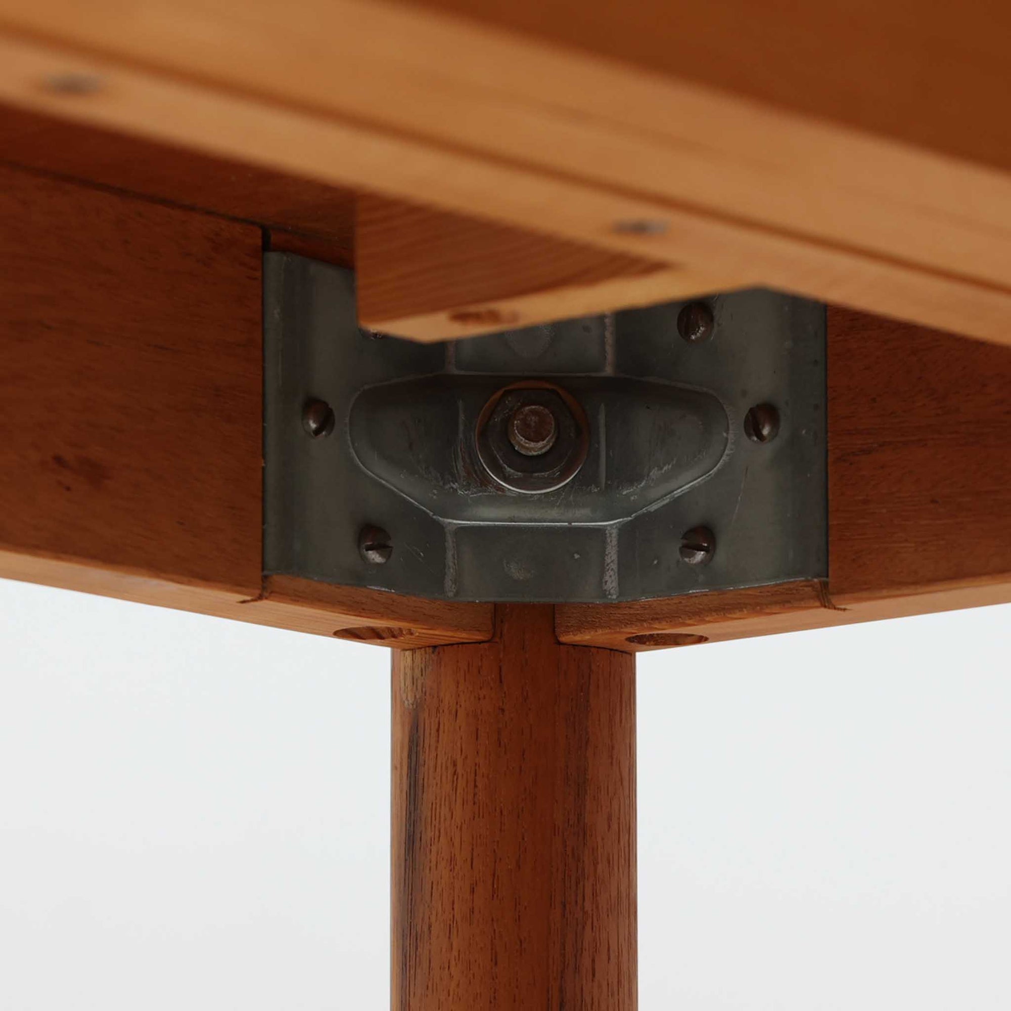 深みのある色合いと美しい木目が魅力のチーク材を使用したエクステンションテーブルは、北欧ビンテージ家具らしい温もりと上質さを感じさせてくれます。バタフライ式の両側天板は必要に応じて展開でき、使わない時はコンパクトにたたんで省スペースに、来客時にはしっかり広げて対応できる、利便性に優れた一台。シンプルながらも洗練された佇まいは、日常使いから特別なシーンまで幅広く活躍します。中央の拡張板が欠品していることと、脚部に割れの修理跡が見受けられるため、それらの点を考慮し価格に反映しております。