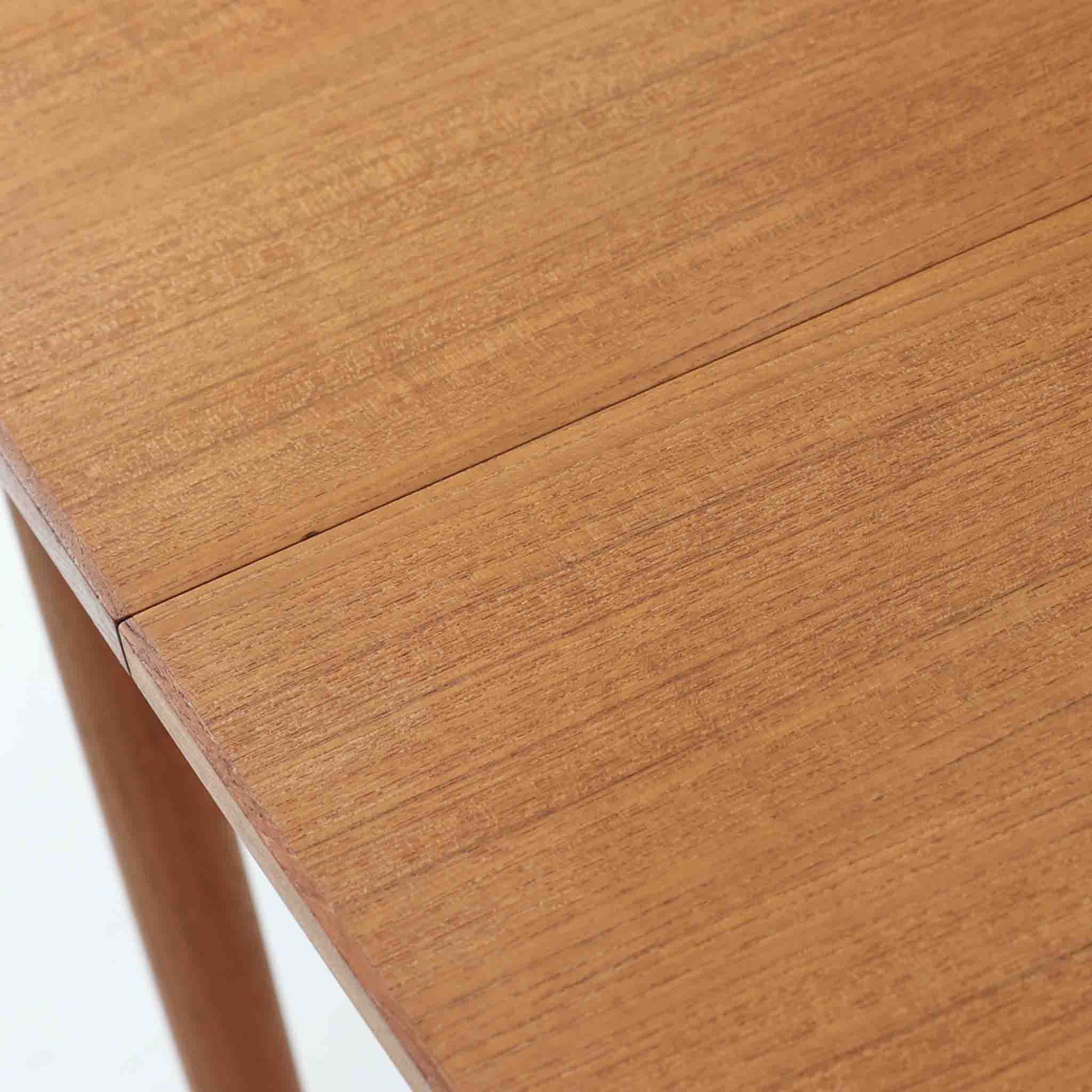 深みのある色合いと美しい木目が魅力のチーク材を使用したエクステンションテーブルは、北欧ビンテージ家具らしい温もりと上質さを感じさせてくれます。バタフライ式の両側天板は必要に応じて展開でき、使わない時はコンパクトにたたんで省スペースに、来客時にはしっかり広げて対応できる、利便性に優れた一台。シンプルながらも洗練された佇まいは、日常使いから特別なシーンまで幅広く活躍します。中央の拡張板が欠品していることと、脚部に割れの修理跡が見受けられるため、それらの点を考慮し価格に反映しております。