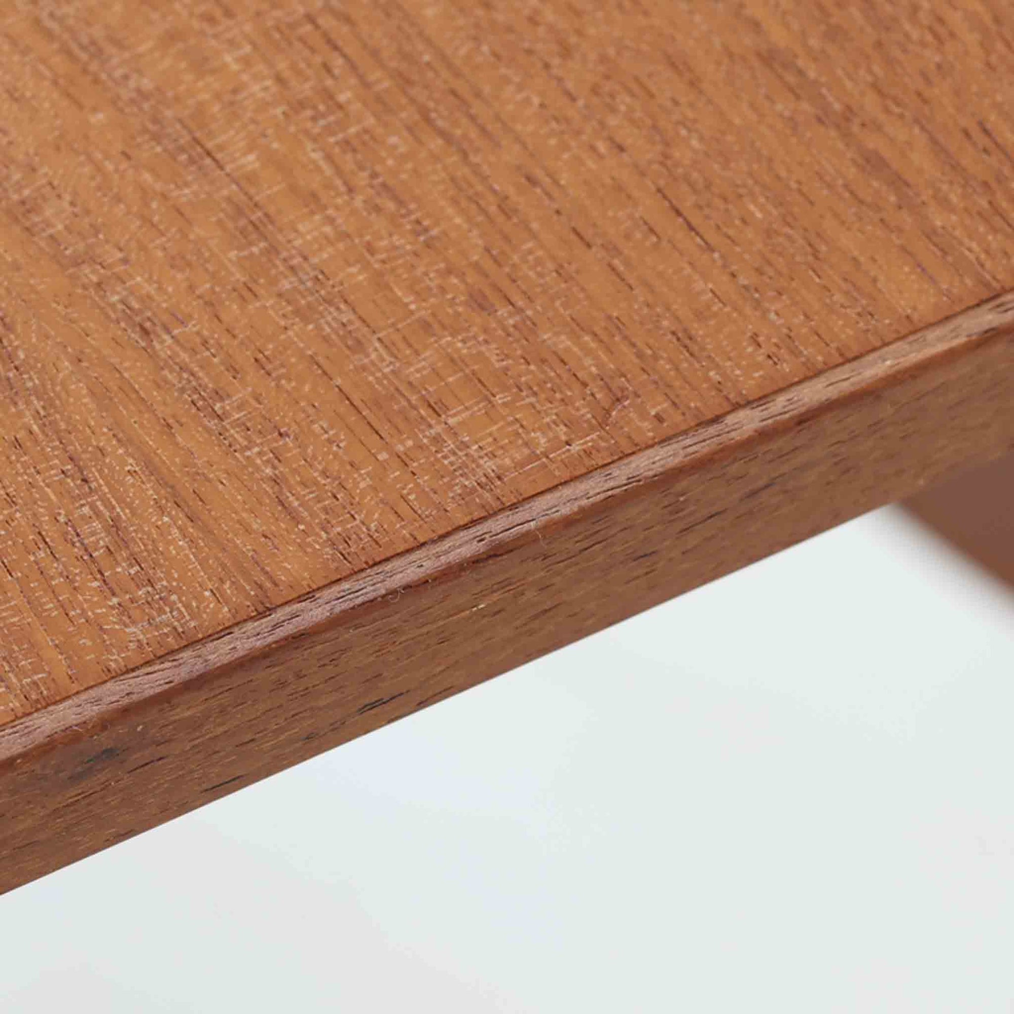 深みのある色合いと美しい木目が魅力のチーク材を使用したエクステンションテーブルは、北欧ビンテージ家具らしい温もりと上質さを感じさせてくれます。バタフライ式の両側天板は必要に応じて展開でき、使わない時はコンパクトにたたんで省スペースに、来客時にはしっかり広げて対応できる、利便性に優れた一台。シンプルながらも洗練された佇まいは、日常使いから特別なシーンまで幅広く活躍します。中央の拡張板が欠品していることと、脚部に割れの修理跡が見受けられるため、それらの点を考慮し価格に反映しております。