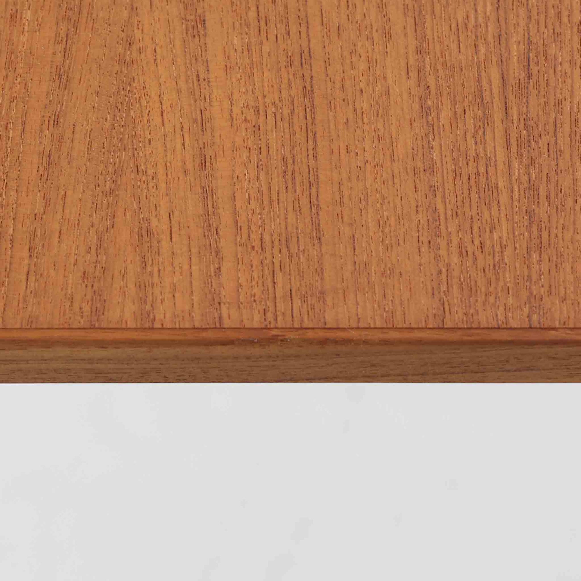 深みのある色合いと美しい木目が魅力のチーク材を使用したエクステンションテーブルは、北欧ビンテージ家具らしい温もりと上質さを感じさせてくれます。バタフライ式の両側天板は必要に応じて展開でき、使わない時はコンパクトにたたんで省スペースに、来客時にはしっかり広げて対応できる、利便性に優れた一台。シンプルながらも洗練された佇まいは、日常使いから特別なシーンまで幅広く活躍します。中央の拡張板が欠品していることと、脚部に割れの修理跡が見受けられるため、それらの点を考慮し価格に反映しております。