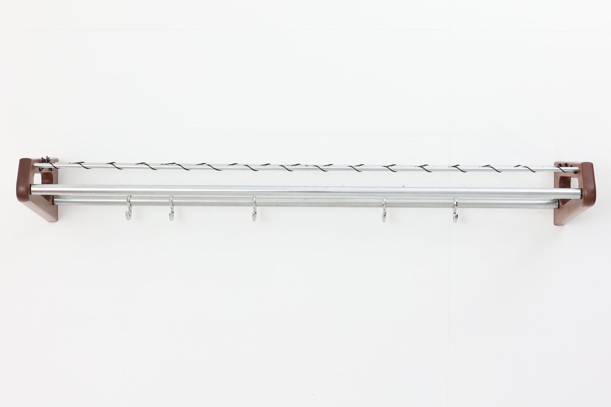 1960年代にSoborg社のためにデザインされたBorge mogensenの壁掛けハンガーラックです。スチールとチーク材の組み合わせが美しいラックです。北欧より買い付けたハンバーラックです。物を置くスペースがあり、両側面にはチーク材が使用されています。北欧家具らしいシンプルなデザインで、本体自体の強度は高く、通常の使用は問題ございません。ただし、取り付け方法によって強度が異なりますので、耐荷重に不安のある方は工務店などにご相談ください。