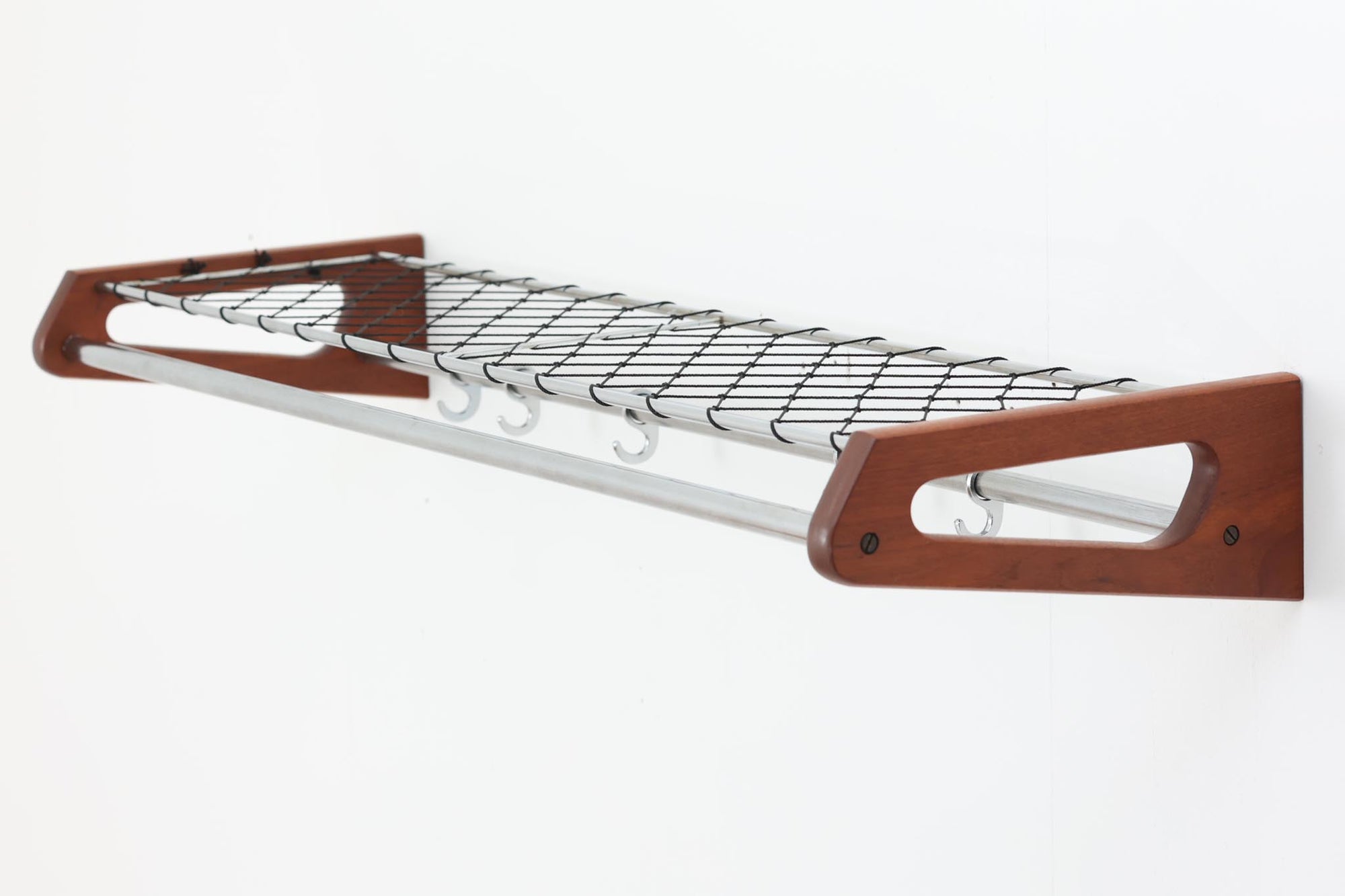 1960年代にSoborg社のためにデザインされたBorge mogensenの壁掛けハンガーラックです。スチールとチーク材の組み合わせが美しいラックです。北欧より買い付けたハンバーラックです。物を置くスペースがあり、両側面にはチーク材が使用されています。北欧家具らしいシンプルなデザインで、本体自体の強度は高く、通常の使用は問題ございません。ただし、取り付け方法によって強度が異なりますので、耐荷重に不安のある方は工務店などにご相談ください。