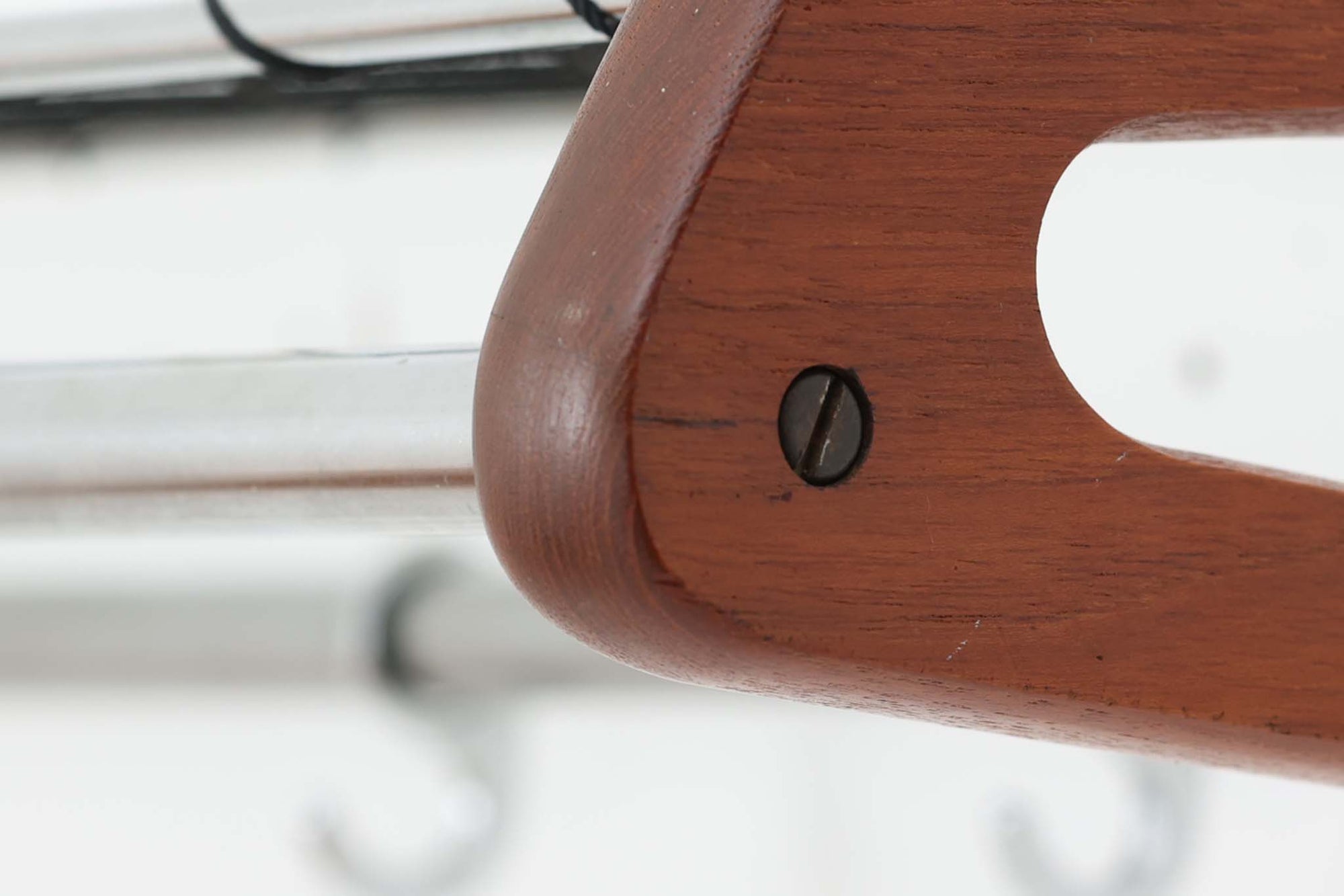 1960年代にSoborg社のためにデザインされたBorge mogensenの壁掛けハンガーラックです。スチールとチーク材の組み合わせが美しいラックです。北欧より買い付けたハンバーラックです。物を置くスペースがあり、両側面にはチーク材が使用されています。北欧家具らしいシンプルなデザインで、本体自体の強度は高く、通常の使用は問題ございません。ただし、取り付け方法によって強度が異なりますので、耐荷重に不安のある方は工務店などにご相談ください。