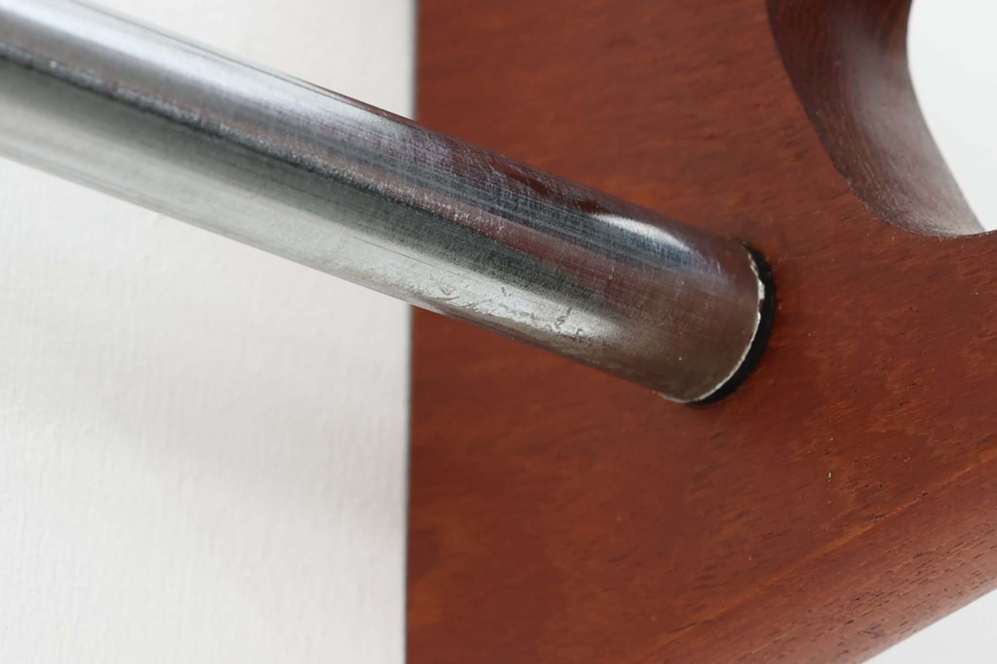 1960年代にSoborg社のためにデザインされたBorge mogensenの壁掛けハンガーラックです。スチールとチーク材の組み合わせが美しいラックです。北欧より買い付けたハンバーラックです。物を置くスペースがあり、両側面にはチーク材が使用されています。北欧家具らしいシンプルなデザインで、本体自体の強度は高く、通常の使用は問題ございません。ただし、取り付け方法によって強度が異なりますので、耐荷重に不安のある方は工務店などにご相談ください。