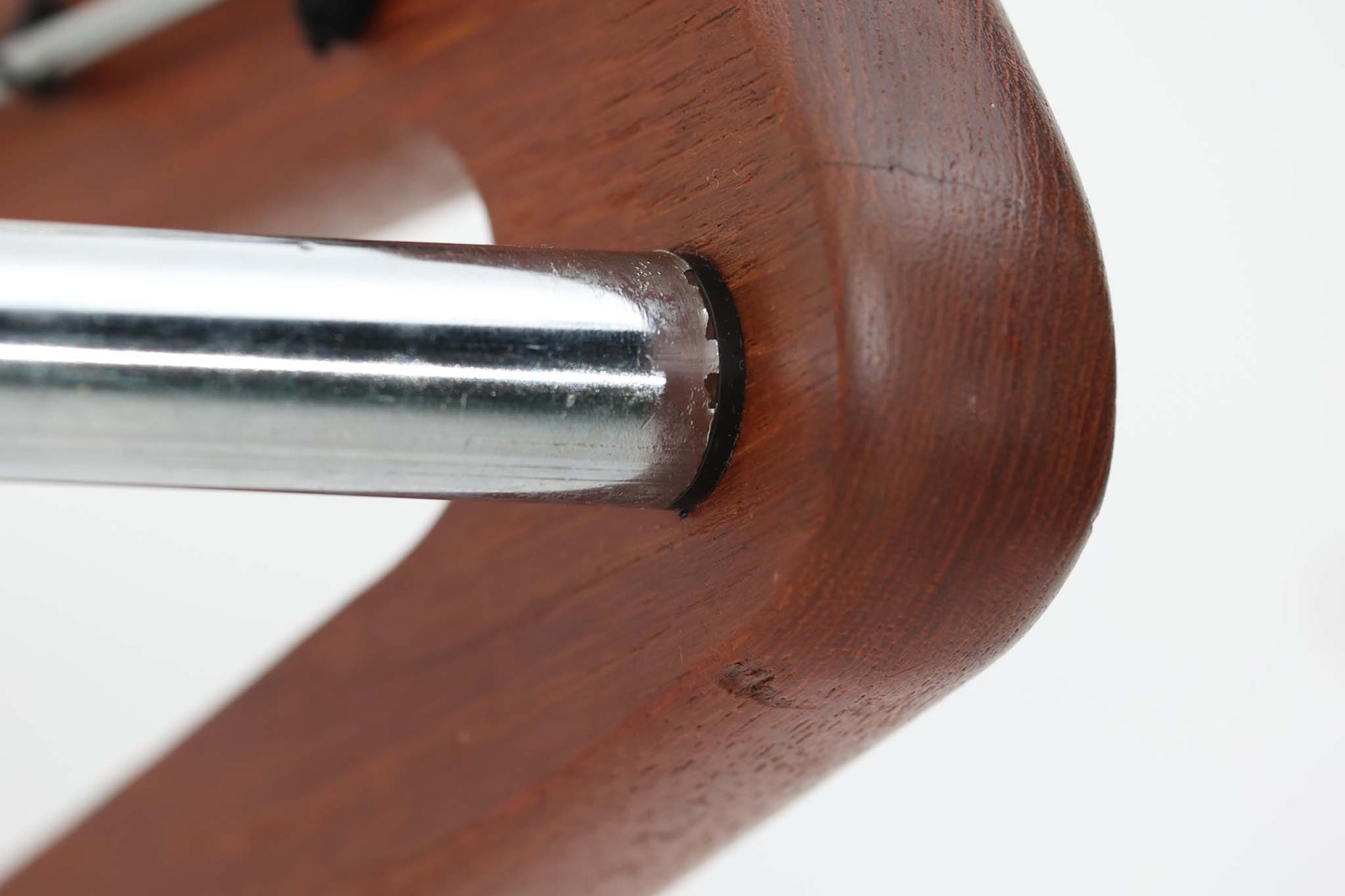 1960年代にSoborg社のためにデザインされたBorge mogensenの壁掛けハンガーラックです。スチールとチーク材の組み合わせが美しいラックです。北欧より買い付けたハンバーラックです。物を置くスペースがあり、両側面にはチーク材が使用されています。北欧家具らしいシンプルなデザインで、本体自体の強度は高く、通常の使用は問題ございません。ただし、取り付け方法によって強度が異なりますので、耐荷重に不安のある方は工務店などにご相談ください。