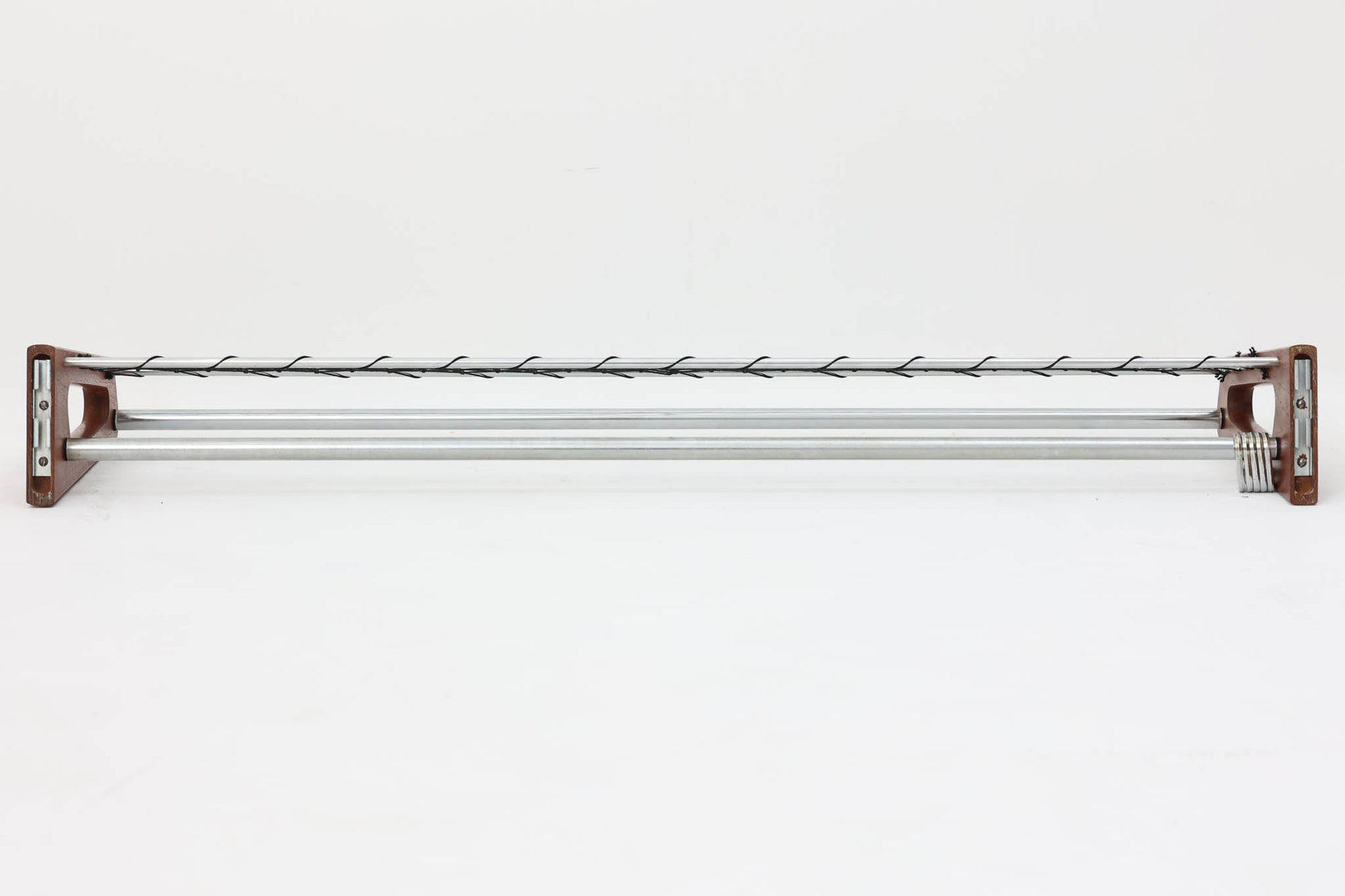 1960年代にSoborg社のためにデザインされたBorge mogensenの壁掛けハンガーラックです。スチールとチーク材の組み合わせが美しいラックです。北欧より買い付けたハンバーラックです。物を置くスペースがあり、両側面にはチーク材が使用されています。北欧家具らしいシンプルなデザインで、本体自体の強度は高く、通常の使用は問題ございません。ただし、取り付け方法によって強度が異なりますので、耐荷重に不安のある方は工務店などにご相談ください。