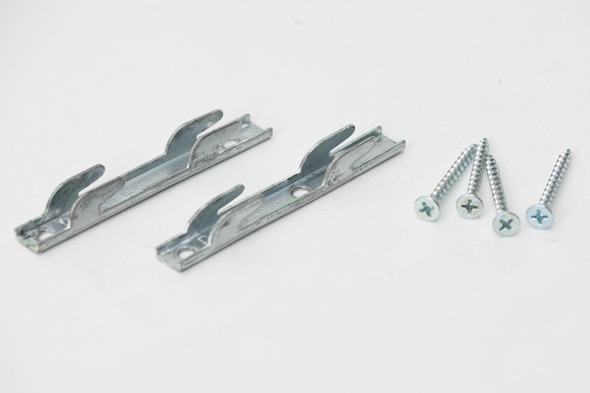 1960年代にSoborg社のためにデザインされたBorge mogensenの壁掛けハンガーラックです。スチールとチーク材の組み合わせが美しいラックです。北欧より買い付けたハンバーラックです。物を置くスペースがあり、両側面にはチーク材が使用されています。北欧家具らしいシンプルなデザインで、本体自体の強度は高く、通常の使用は問題ございません。ただし、取り付け方法によって強度が異なりますので、耐荷重に不安のある方は工務店などにご相談ください。