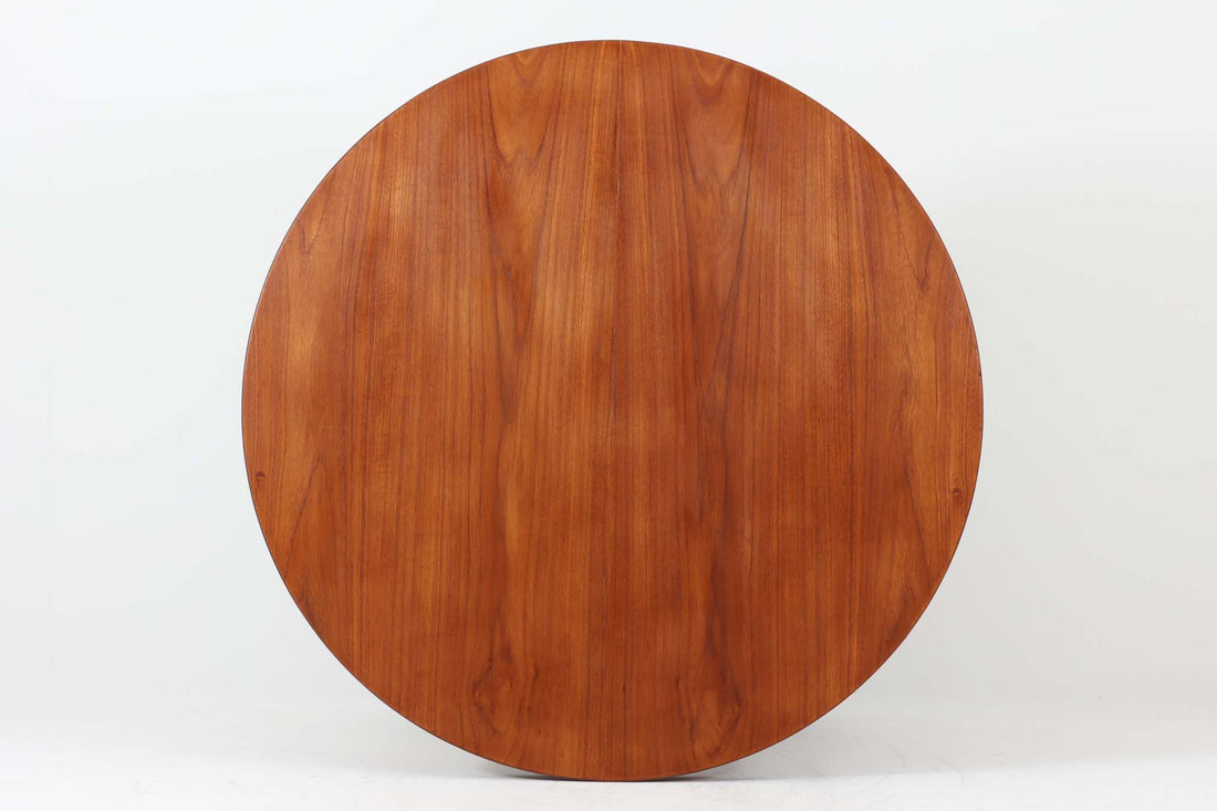 北欧より買い付けた、円形のダイニングテーブルです。エクステンション式なのですが、残念ながら拡張板が欠品しています。円形の状態でご使用ください。