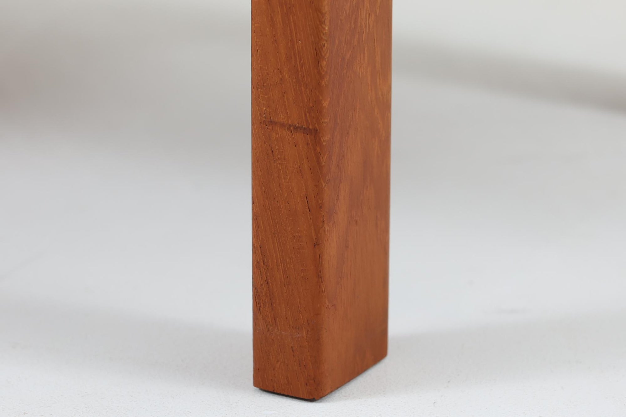 こちらの鍵付きのキャビネットは、Wirserums Nya mobelfabrik社を代表する作品の一つです。シンプルなフォルムですが、本体縁は丸みを帯びておりクオリティーが高く、良質なチーク材が使用されています。
