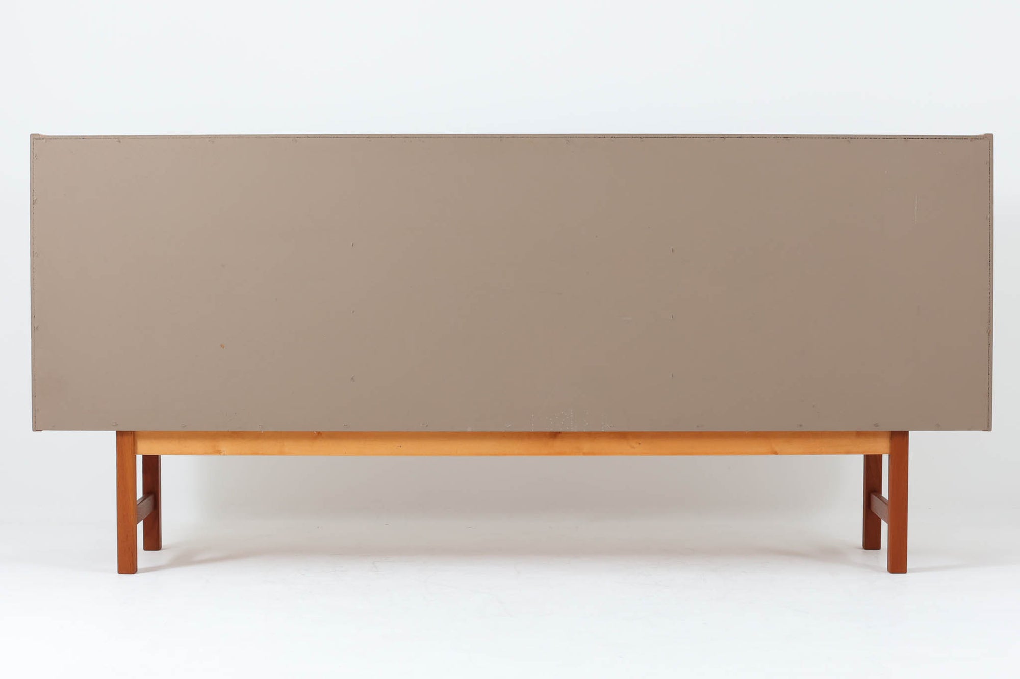 Tage Olofssonによるキッチンキャビネットです。上段はカトラリーが入れやすそうな引き出しが3杯あり、扉内部のスペースは食器をおける十分な広さがあり使い勝手が良さそうです。幅が183cmと十分なサイズで、本体にはチーク材、脚部にはナチュラルなビーチ材が使用されておりすっきりとした印象を受けます。