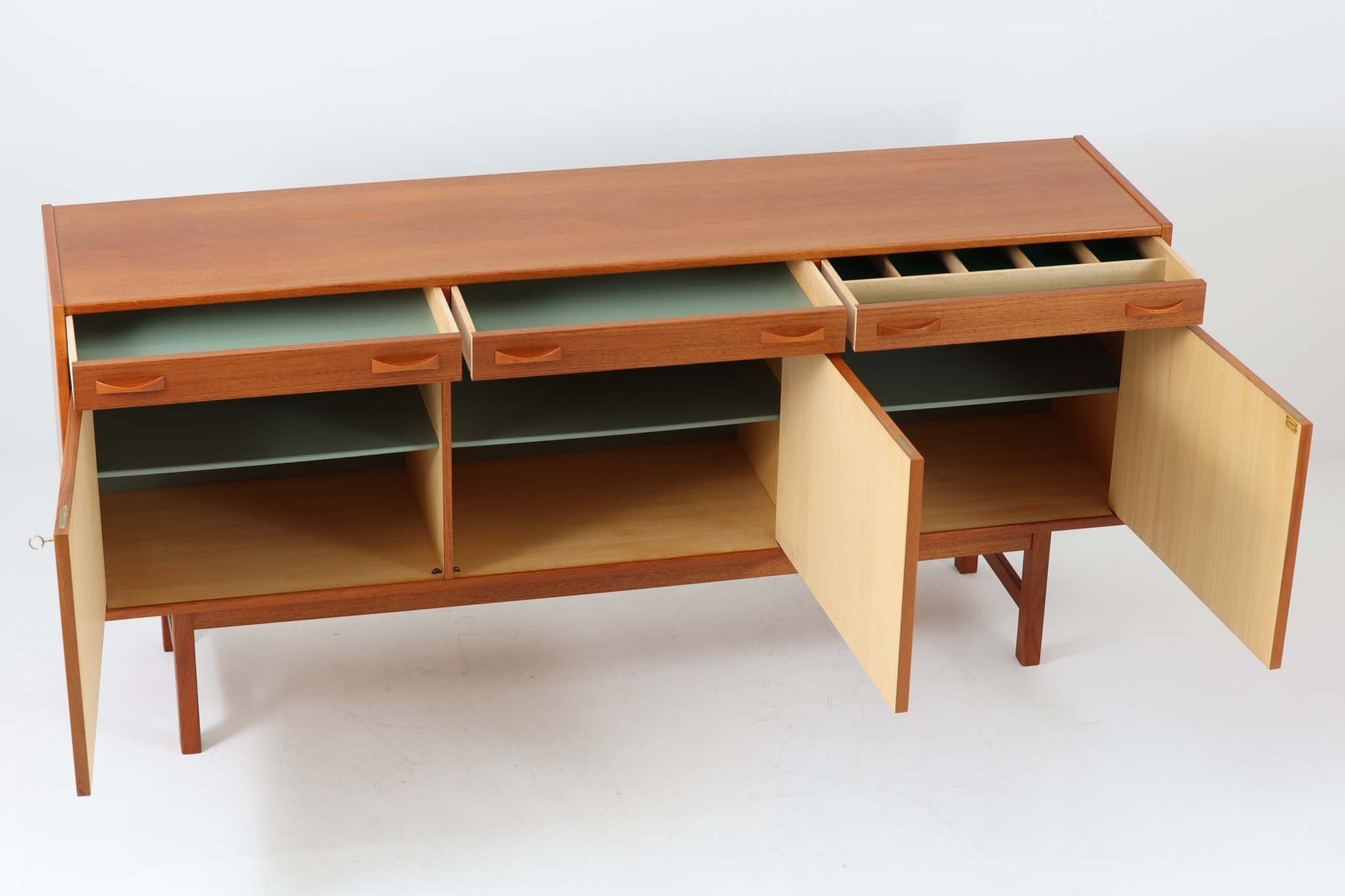 Tage Olofssonによるキッチンキャビネットです。上段はカトラリーが入れやすそうな引き出しが3杯あり、扉内部のスペースは食器をおける十分な広さがあり使い勝手が良さそうです。幅が183cmと十分なサイズで、本体にはチーク材、脚部にはナチュラルなビーチ材が使用されておりすっきりとした印象を受けます。